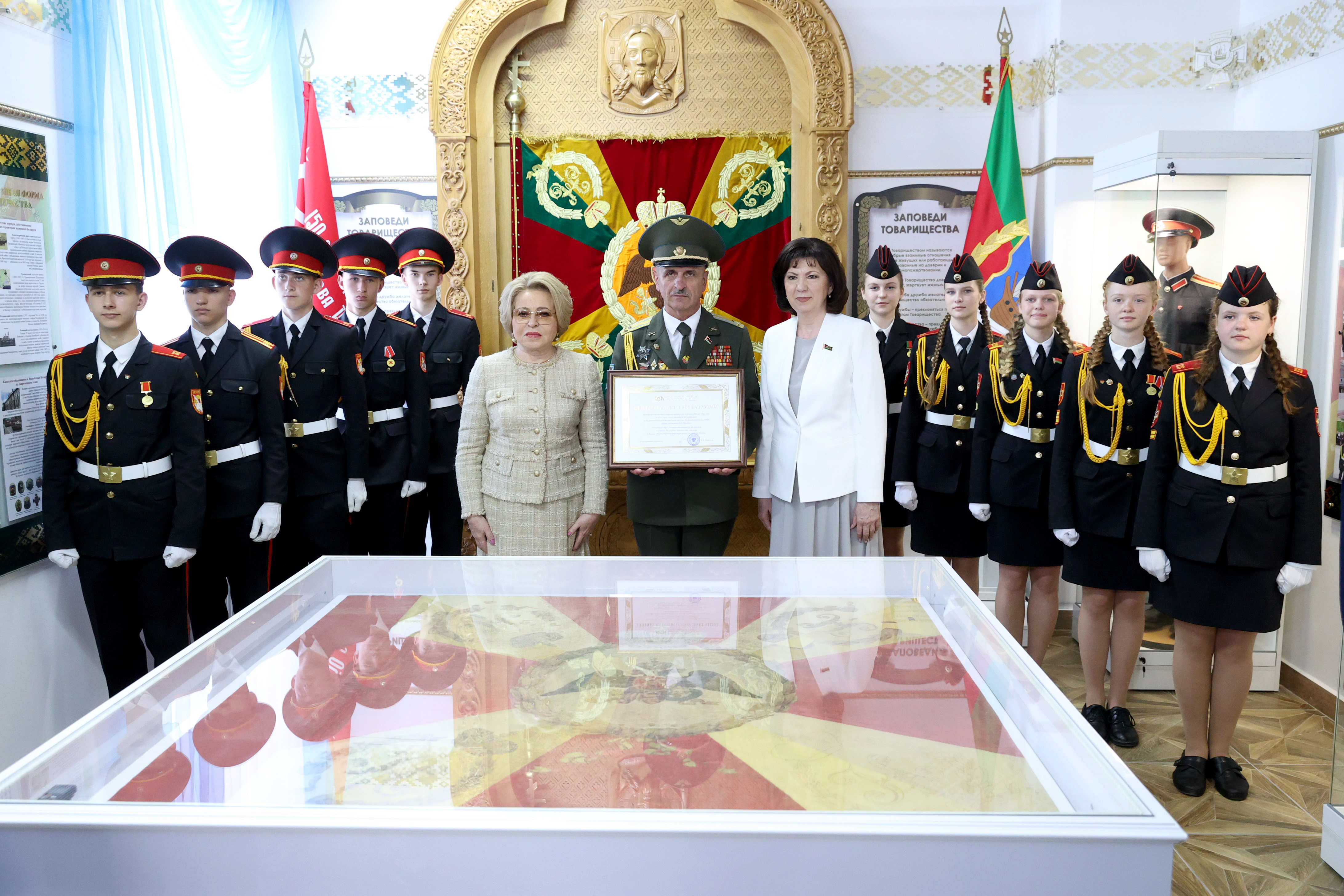Полоцкому кадетскому училищу передали историческое Знамя после реставрации