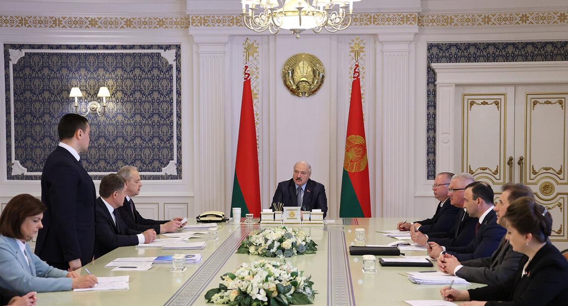 Александр Лукашенко задал вопрос о целесообразности отмены экзаменов по окончании школы