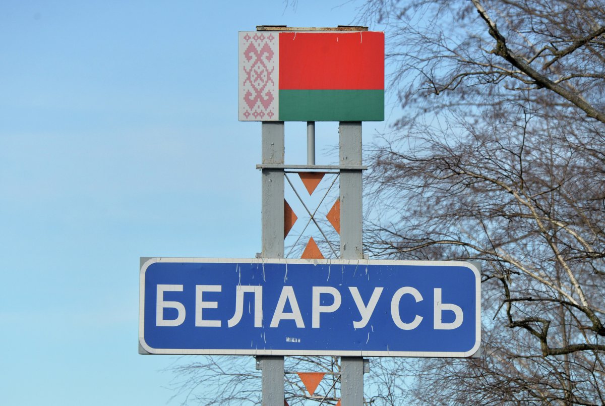 Беларусь закрывает выезд через наземные границы из-за коронавируса
