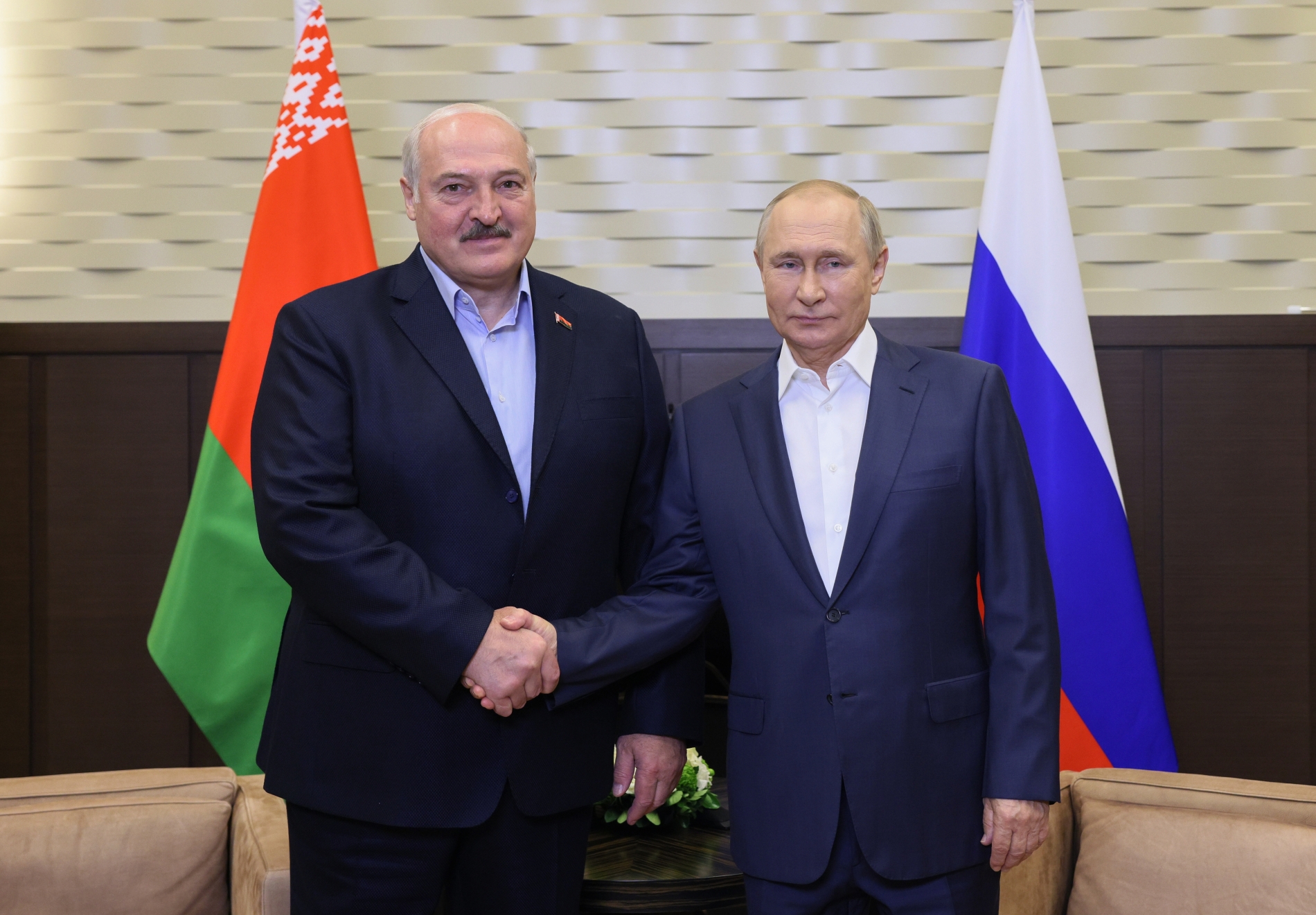 В Сочи Владимир Путин и Александр Лукашенко обсуждают ситуацию в регионе и сотрудничество в экономике