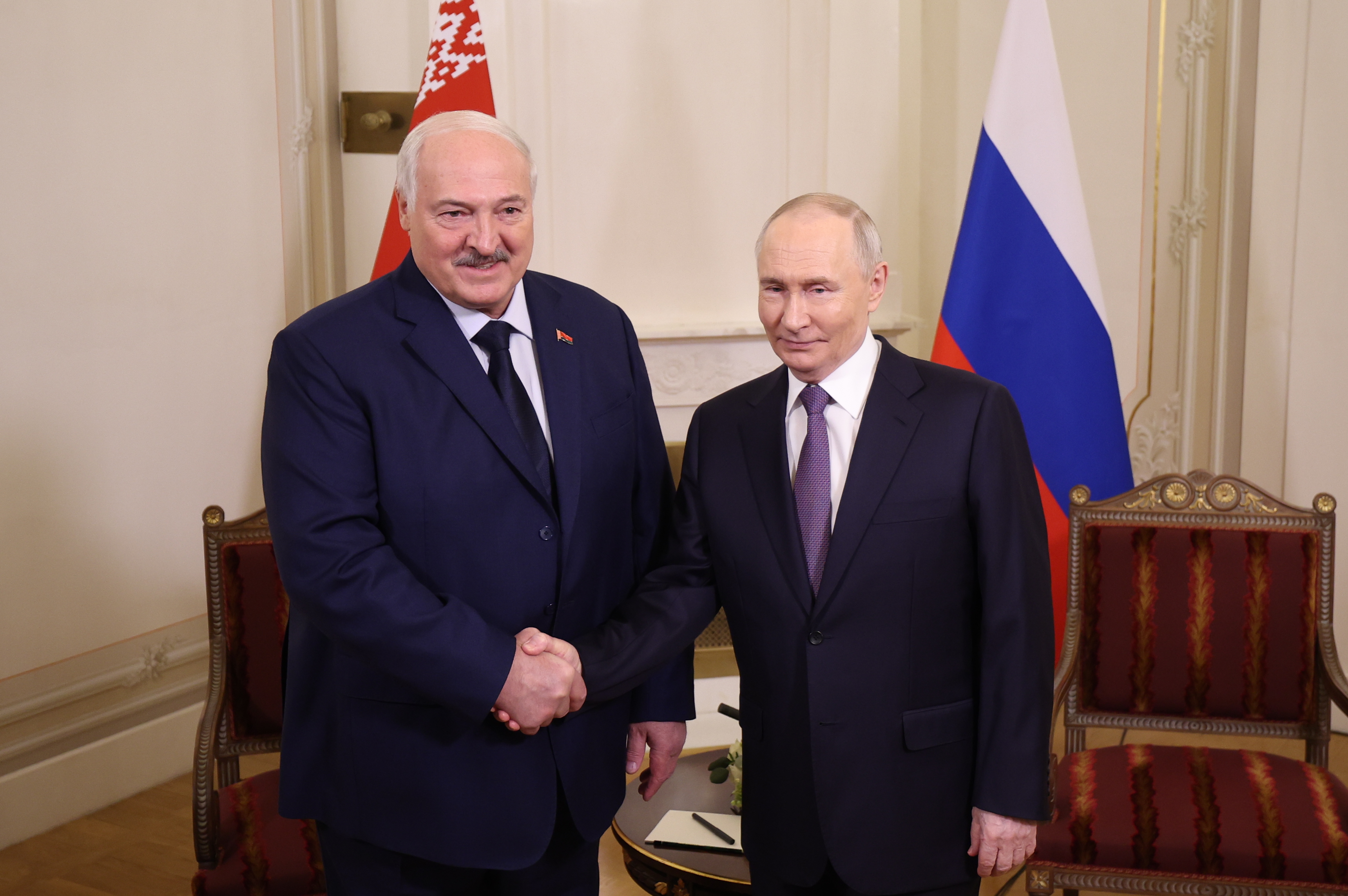 Путин направил поздравление Лукашенко с Рождеством и наступающим Новым годом