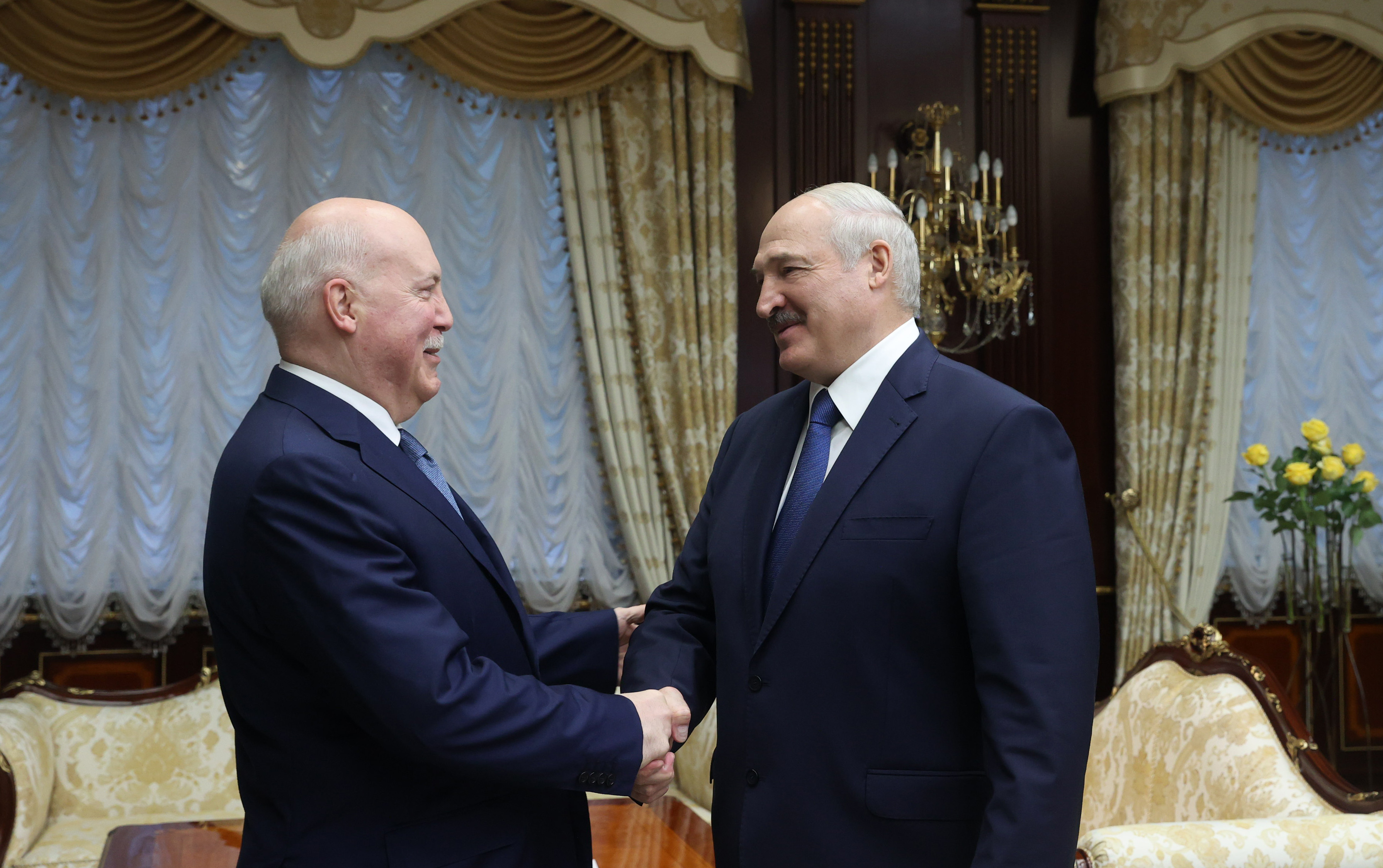 Александр Лукашенко поздравил Госсекретаря Союзного государства Дмитрия Мезенцева с днем рождения