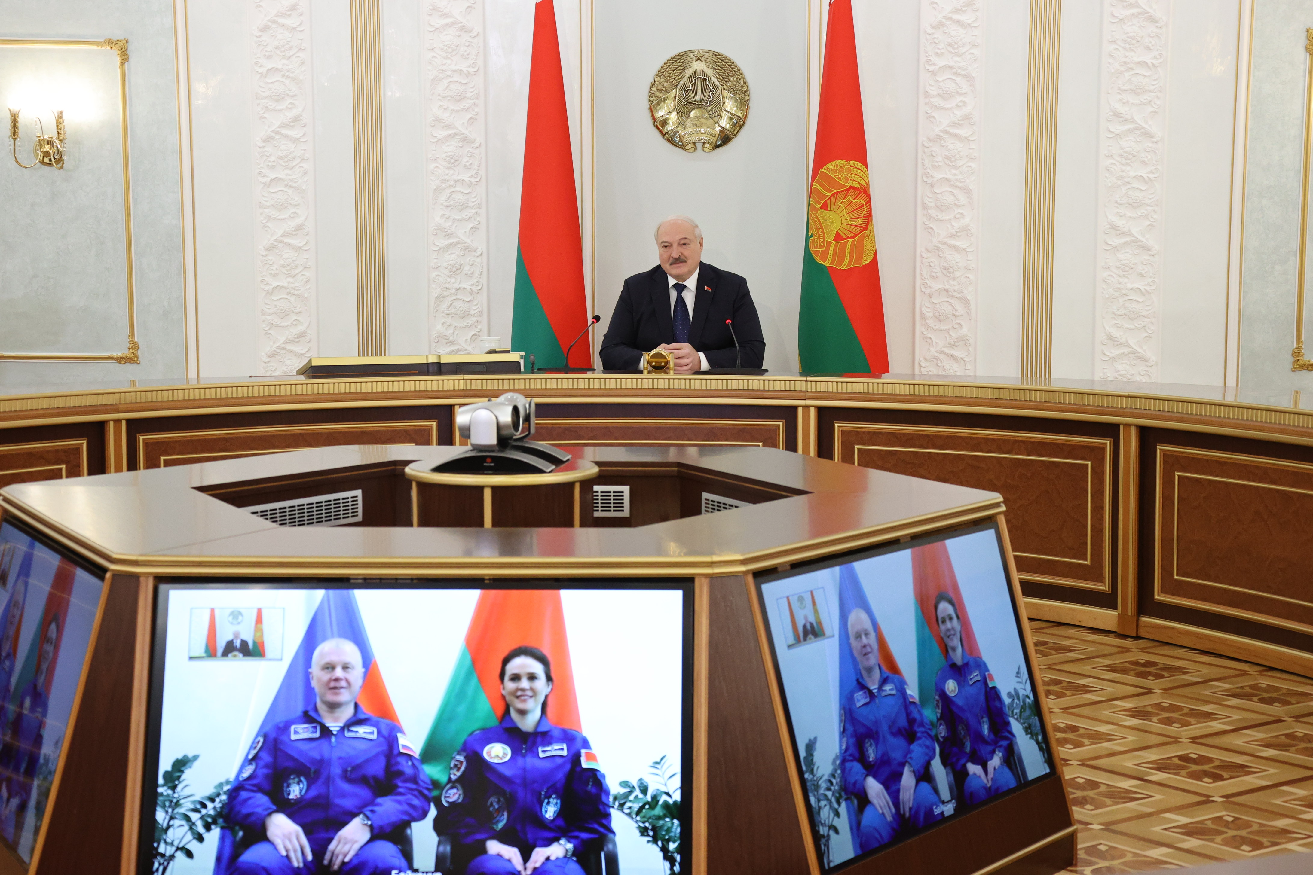 Лукашенко дал напутствие Новицкому и Василевской перед стартом: вы - наши люди