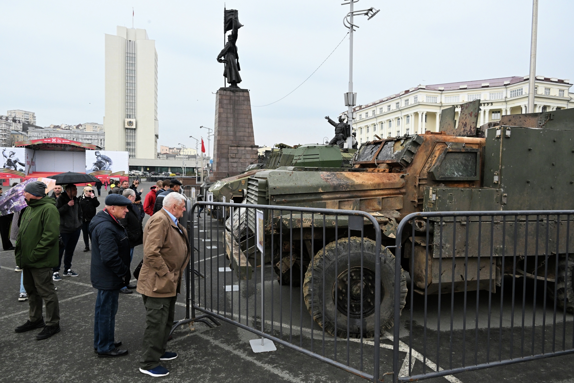 Трофеи СВО представлены на центральной площади Владивостока