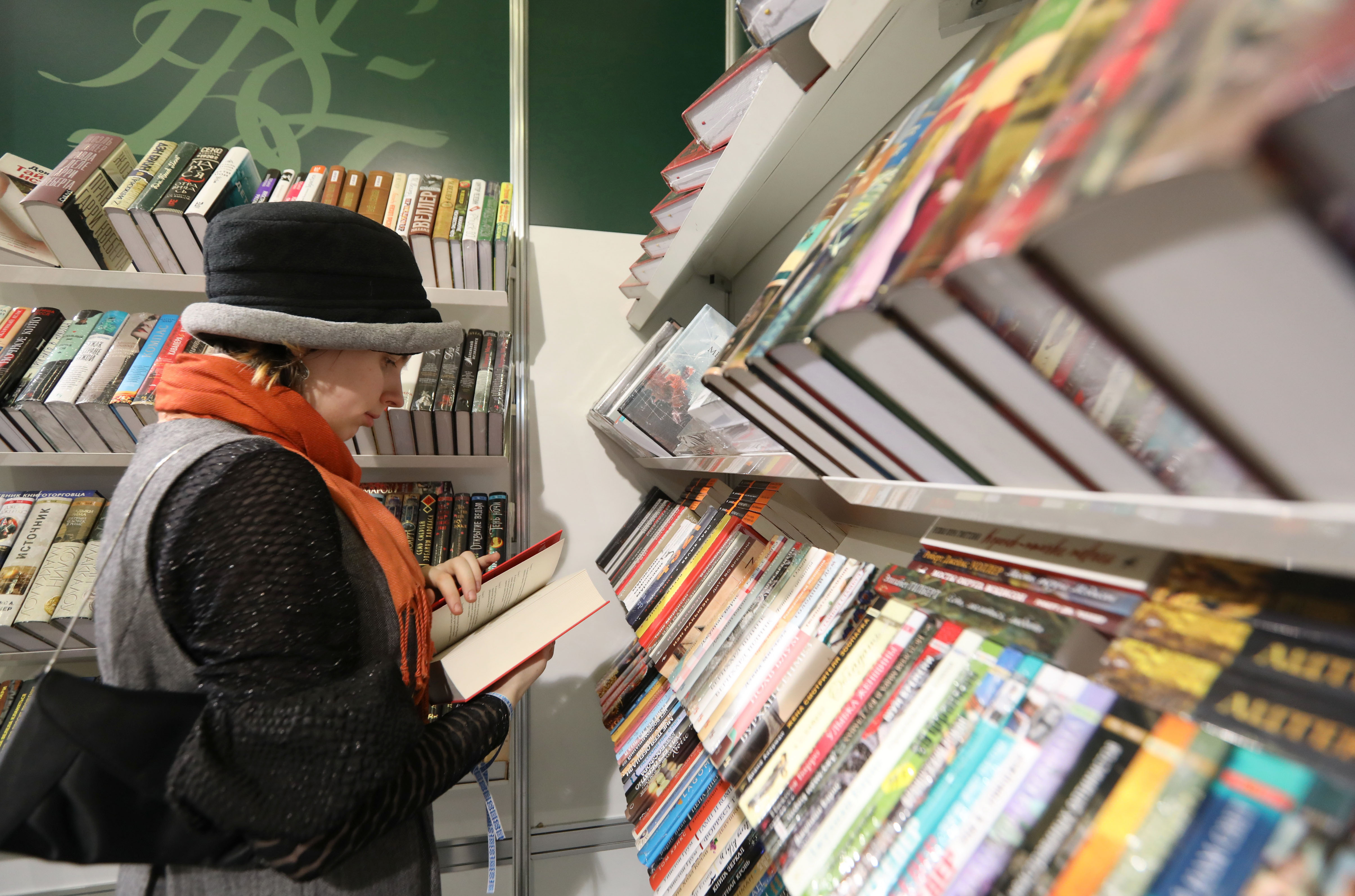 Издательства Беларуси привезли на 34-ю Московскую международную книжную выставку-ярмарку более 400 наименований книг и периодики
