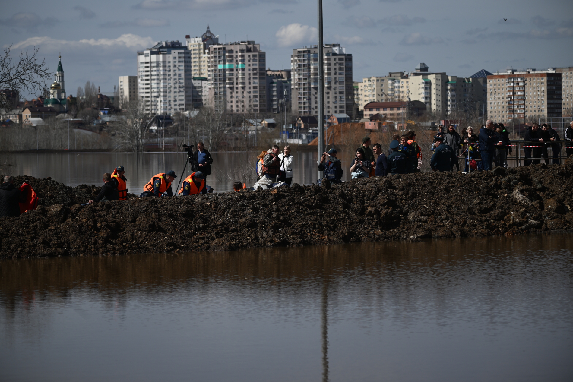 Урал в Оренбурге продолжает подниматься, в Орске большая вода пошла на спад