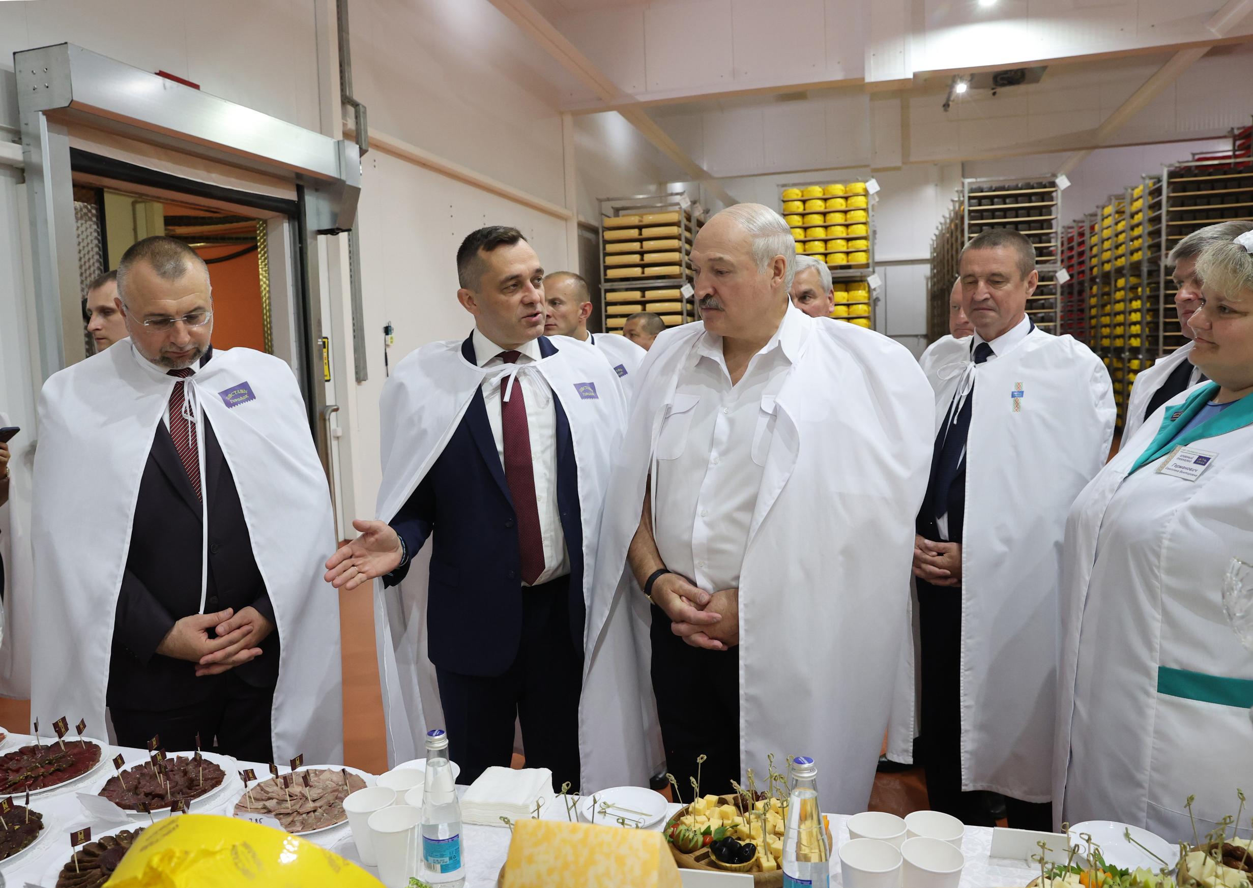Александр Лукашенко: фирменную торговлю следует расширять, и не только в Беларуси, надо идти в Россию