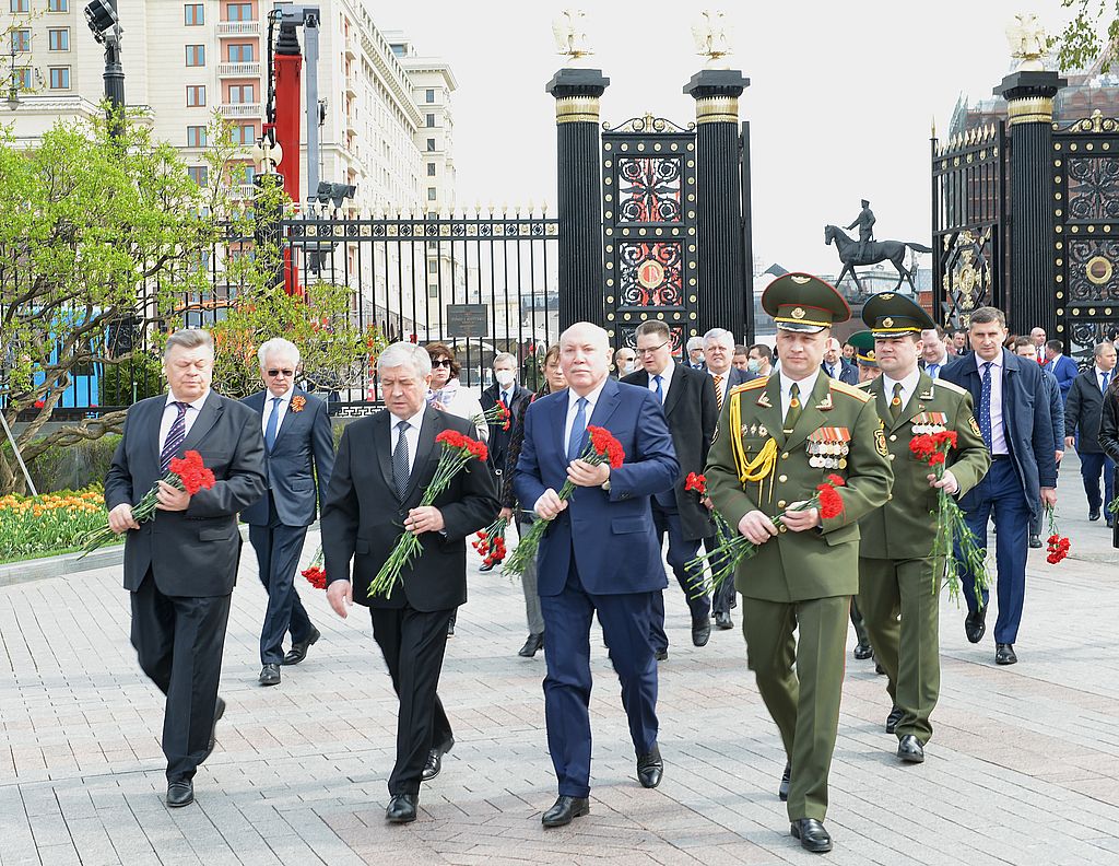 Дмитрий Мезенцев и Владимир Семашко возложили венки к Могиле Неизвестного Солдата в Москве