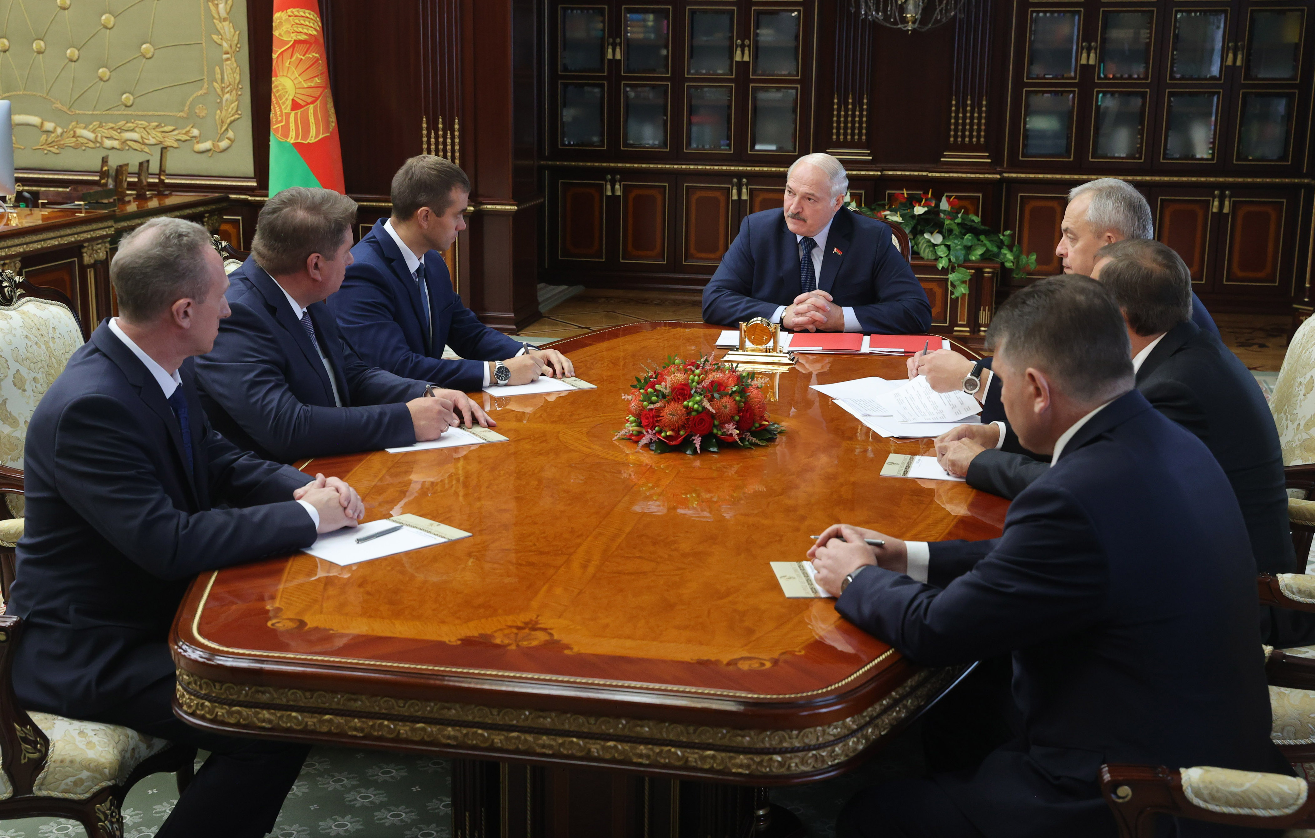 Александр Лукашенко: "Быть преданными своему народу и государству - главные качества управленцев"