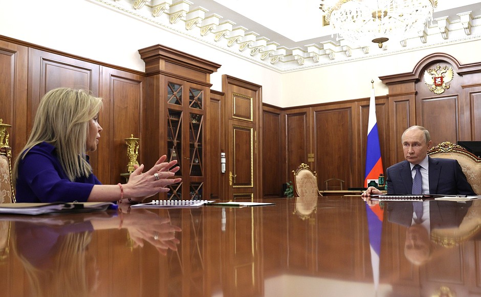 Путину доложили про "президентский" медвежий патруль в Арктике