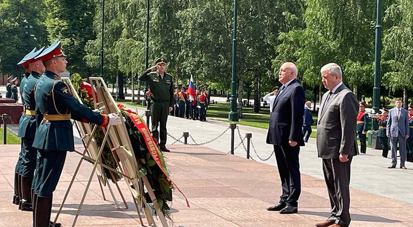 Церемония возложения венков в честь Дня Независимости Беларуси прошла в Москве у Вечного огня