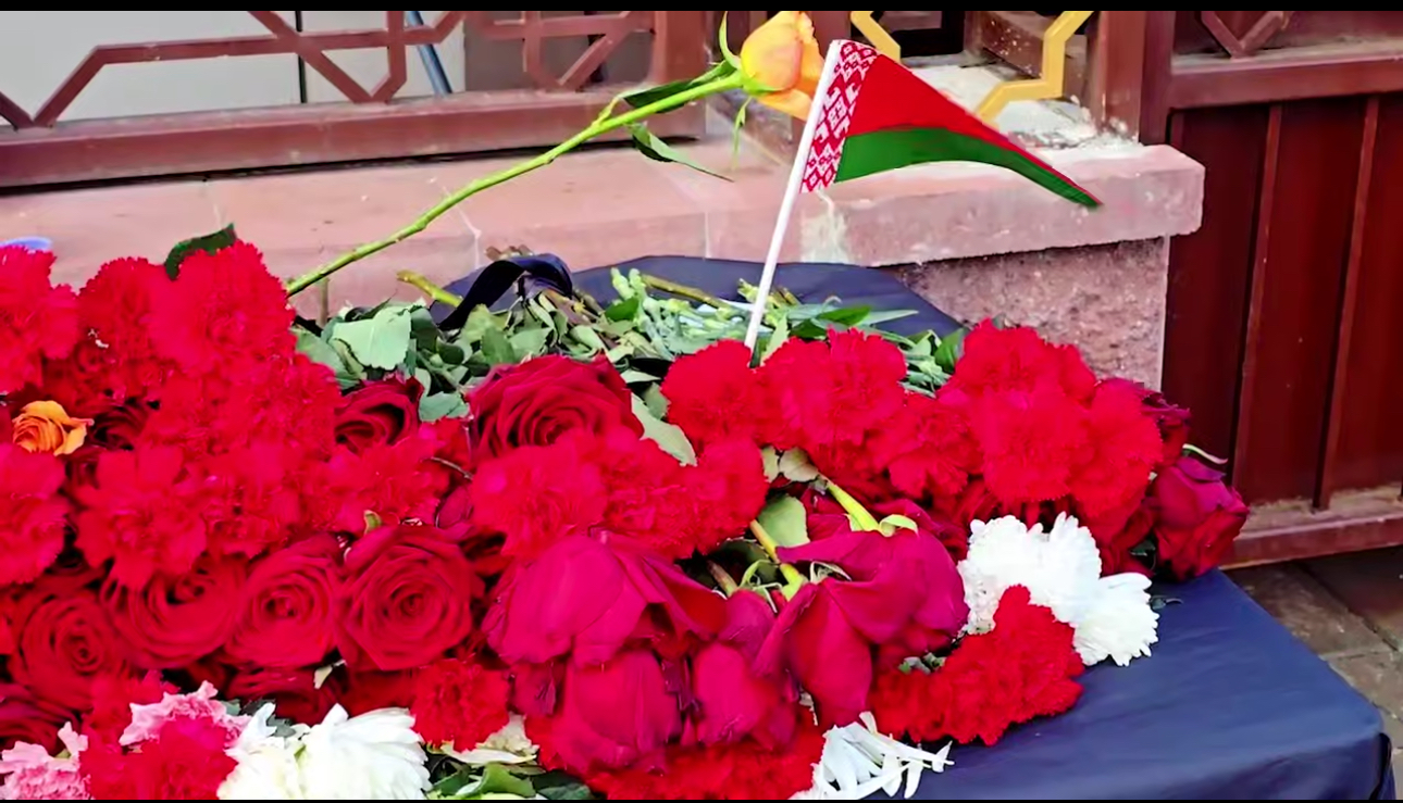 К посольству Ирана в Минске не перестают приносить цветы