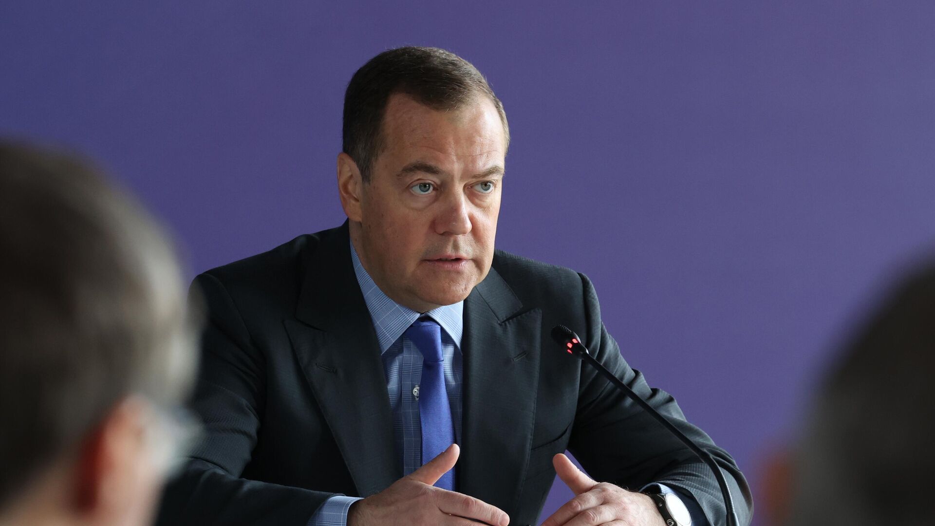 Медведев предложил европейцам "призвать своих недоумков к ответу"