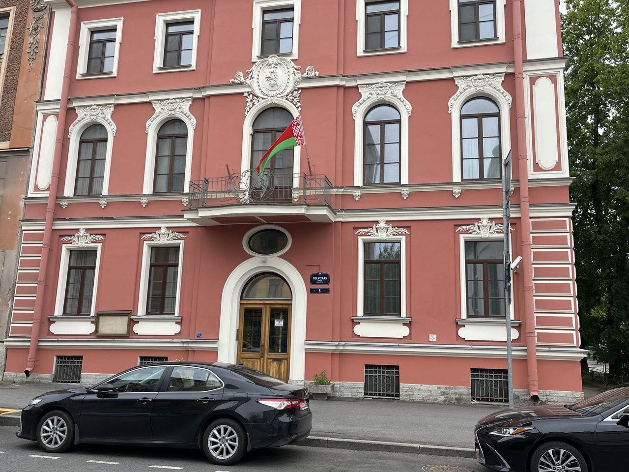 Над новым зданием Генконсульства в Санкт-Петербурге подняли флаг Беларуси