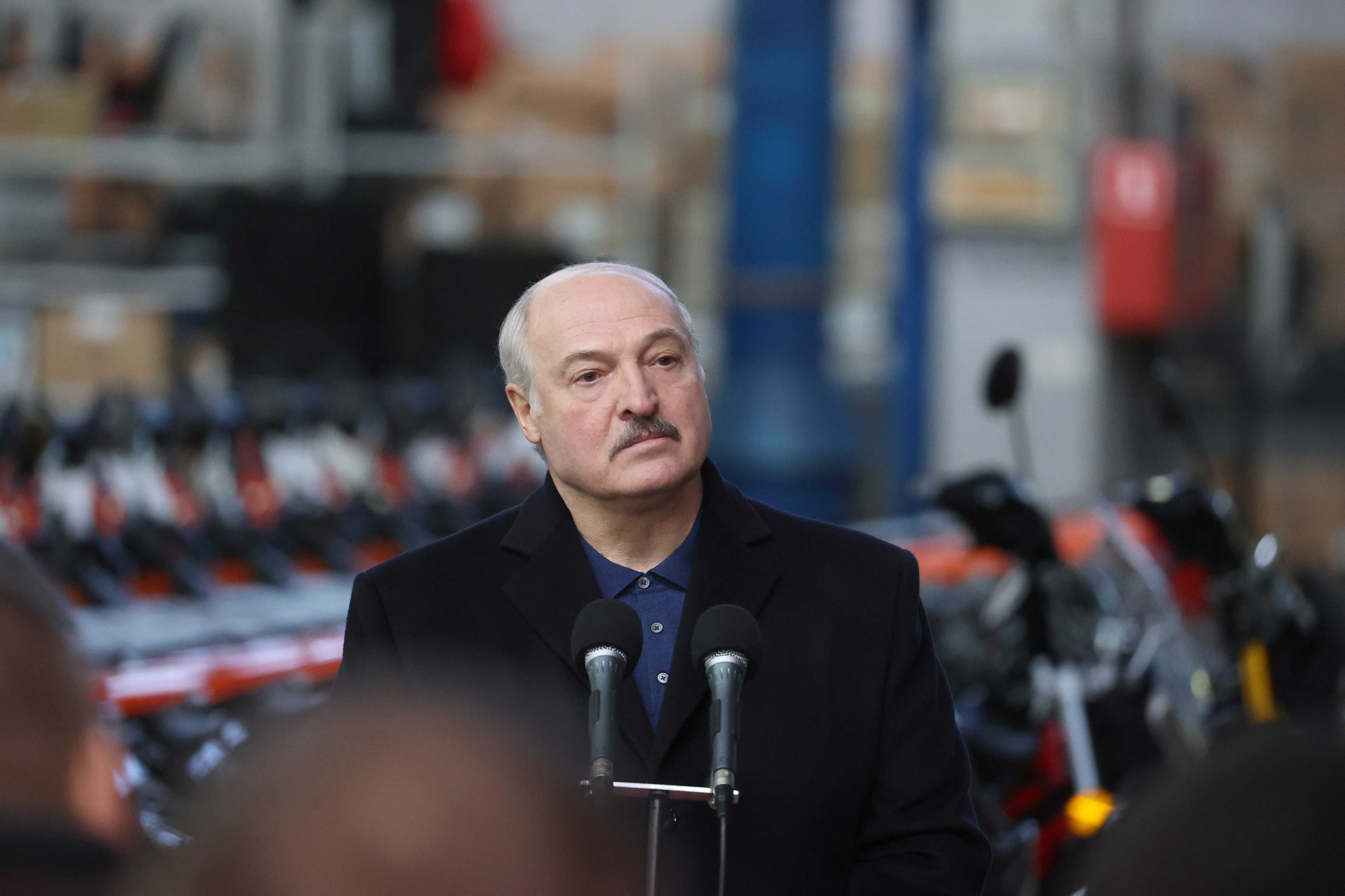 Лукашенко: Очень сожалею, что тренируюсь не на "Аисте"