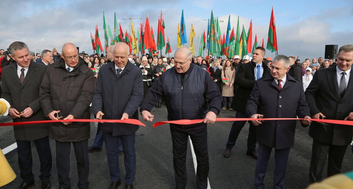 Лукашенко: мост как памятник добрых дел будет крепко стоять 