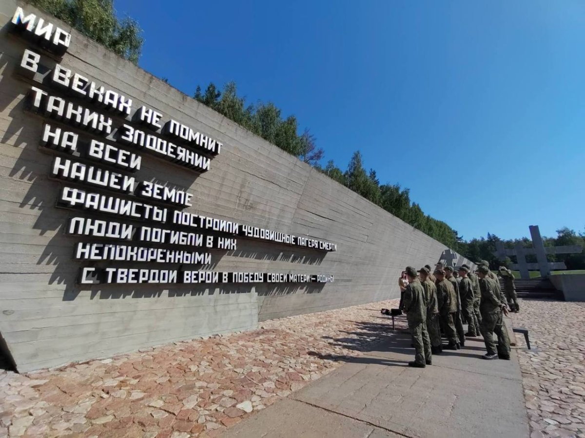 Участники учения "Запад-2025" посетили мемориальный комплекс в Хатыни