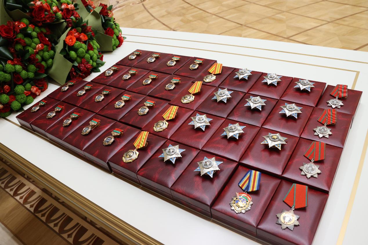 Лукашенко в торжественной обстановке вручил государственные награды 