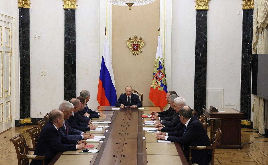 Путин обсудил с Совбезом вопросы региональной безопасности