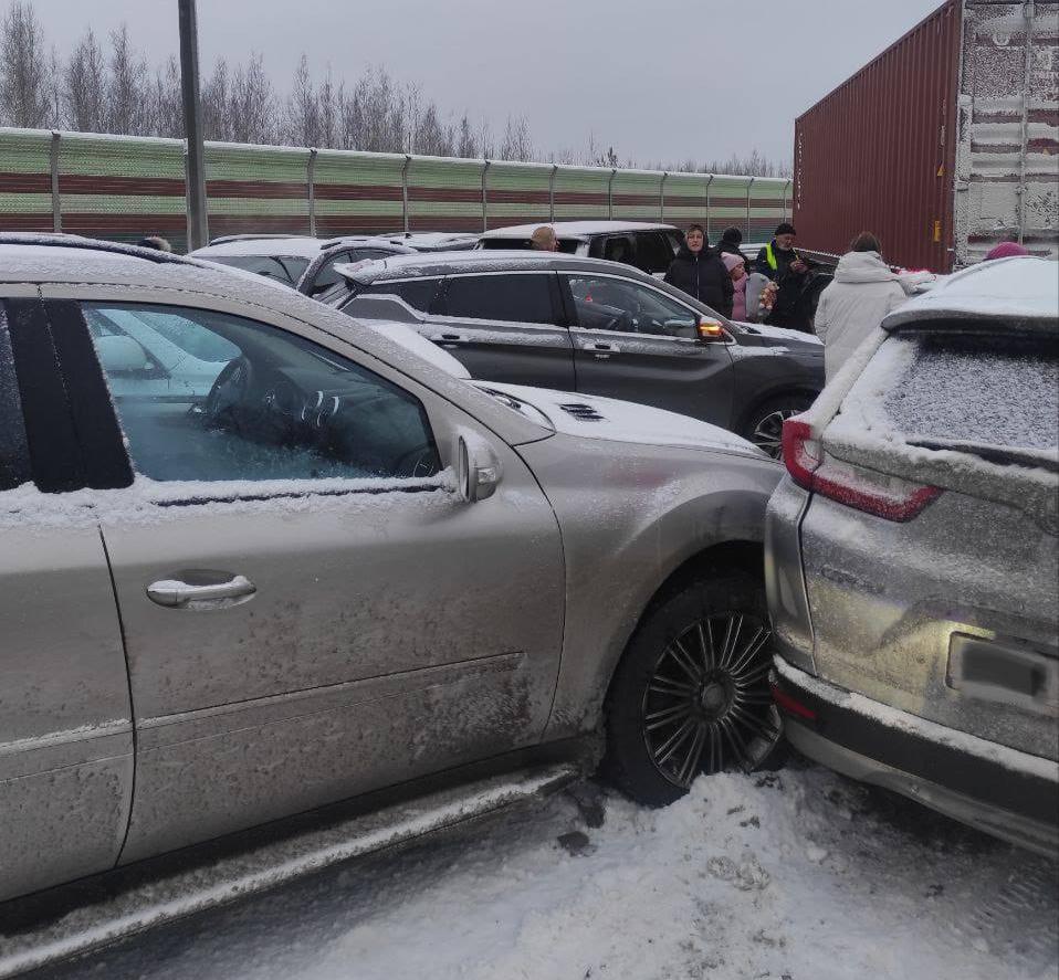 В Новгородской области на трассе М-11 произошло массовое ДТП из 30 машин