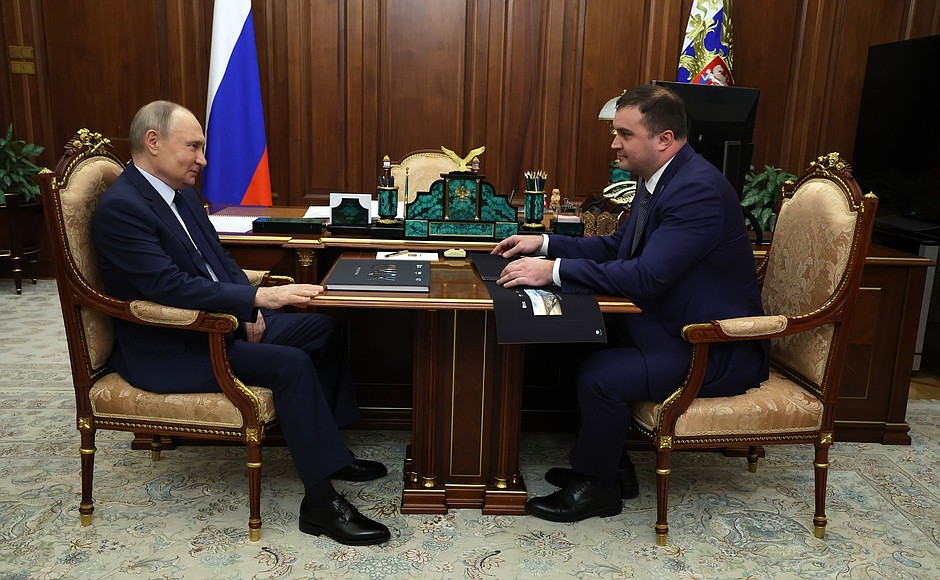 Путин обсудил с главой Омской области социально-экономическую ситуацию в регионе