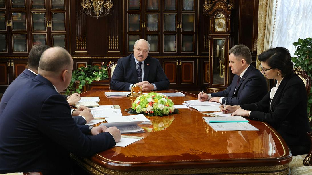 Президент Беларуси обратил внимание Минздрава республики на качество и подходы в лечении людей в районных больницах 