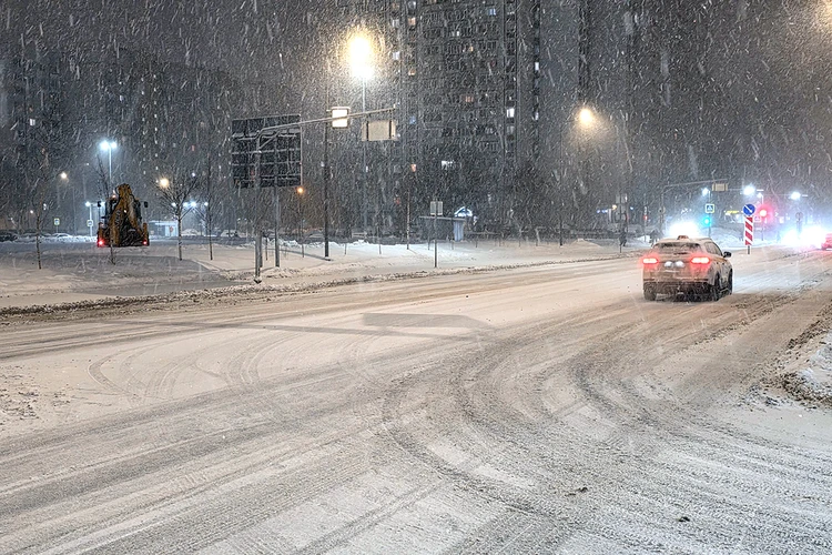 Сильная метель накрыла Москву и Подмосковье.