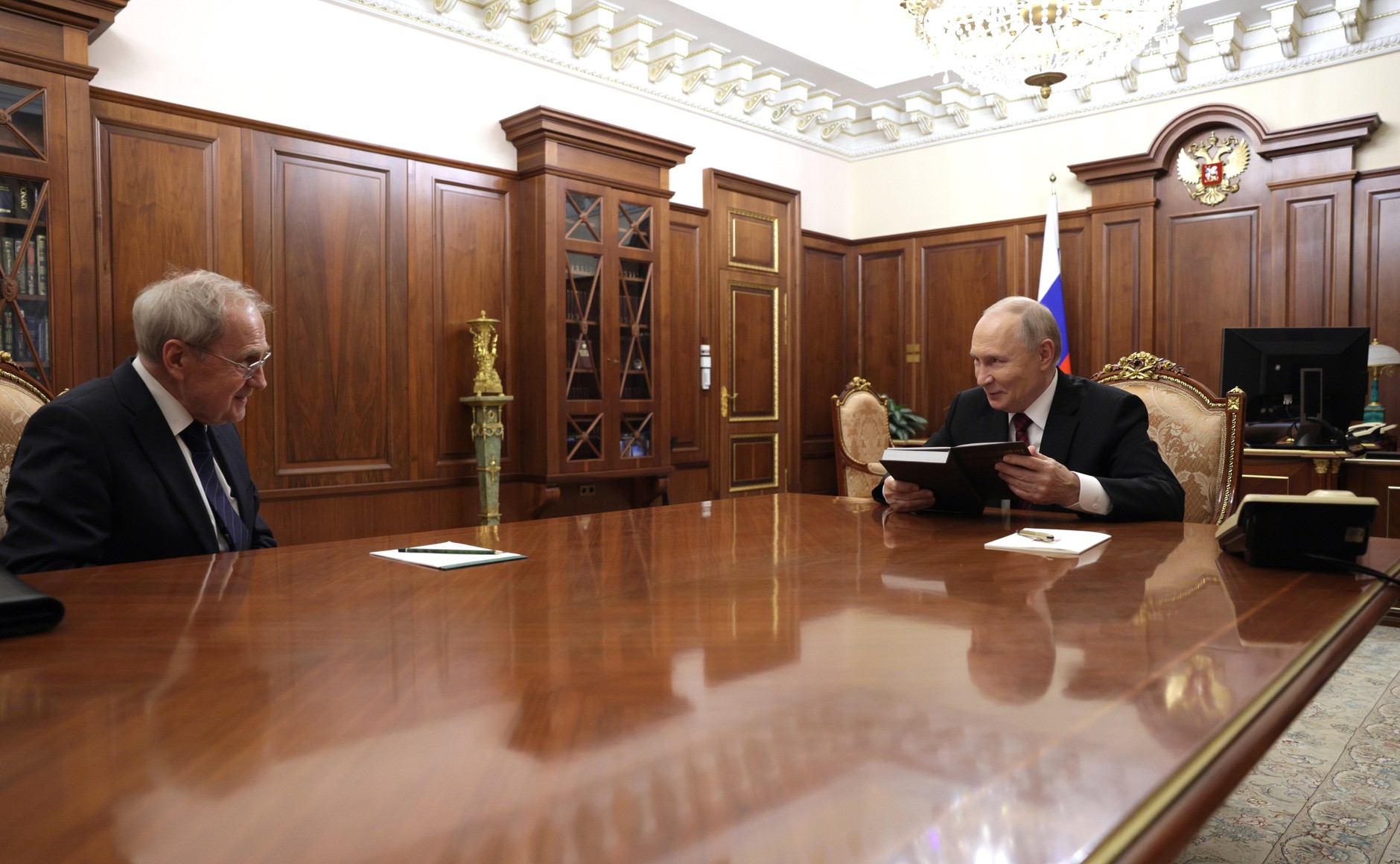 Путин накануне Дня Конституции провел встречу с главой Конституционного суда 