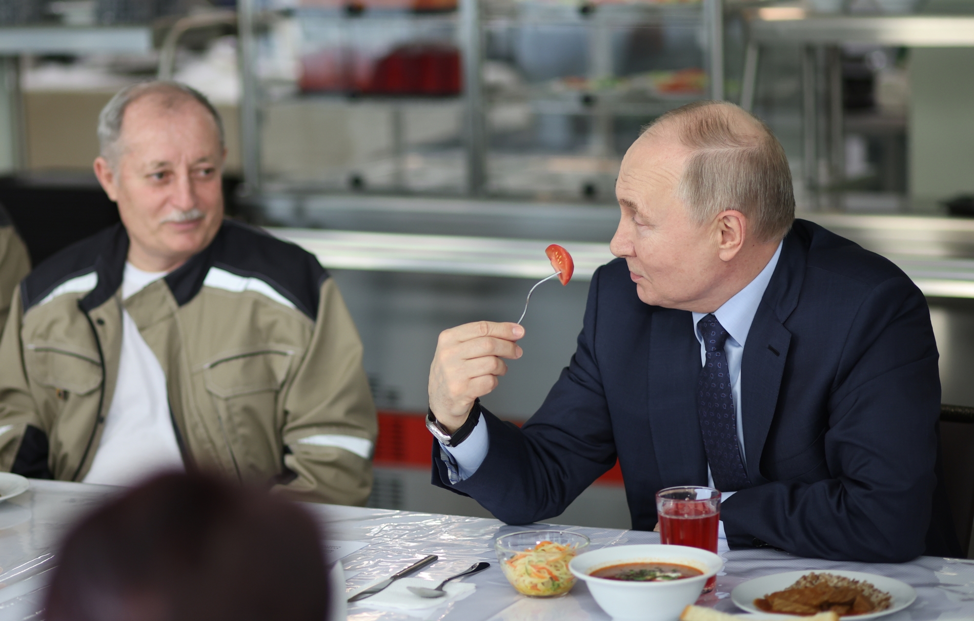 Путин пообедал с работниками тепличного комплекса в Ставропольском крае