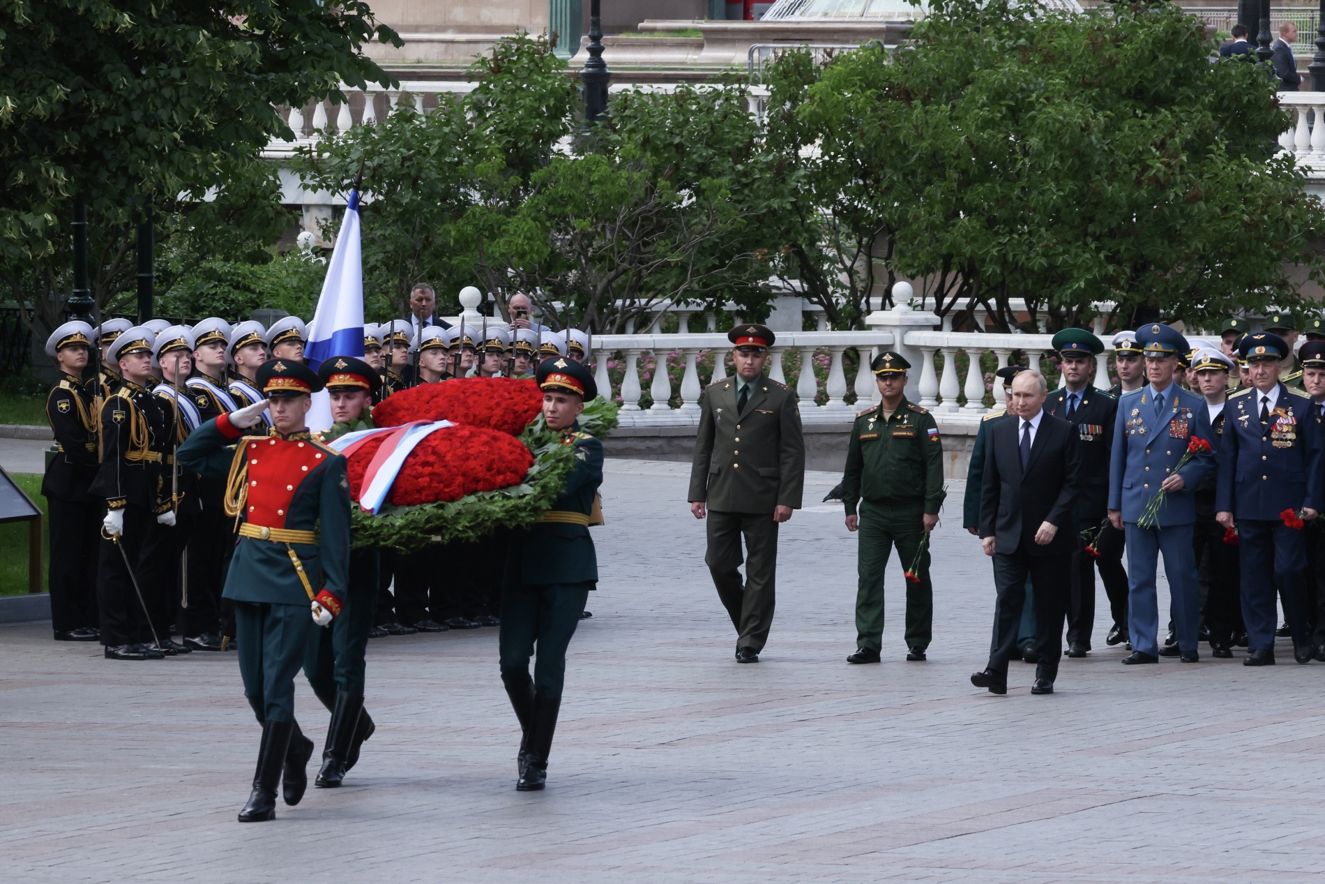  У Могилы Неизвестного Солдата Путин почтил память защитников Отечества
