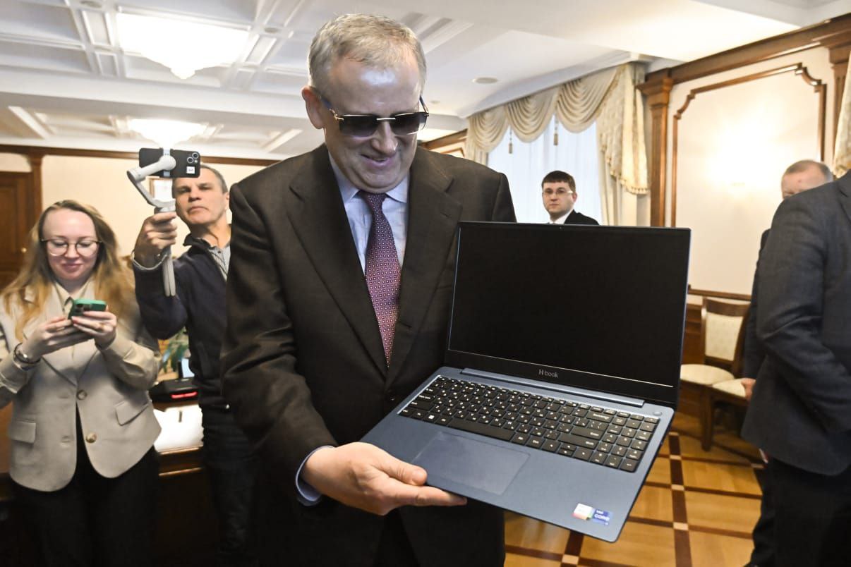 Дмитрий Крутой привез главе Ленобласть для тестирования белорусский ноутбук