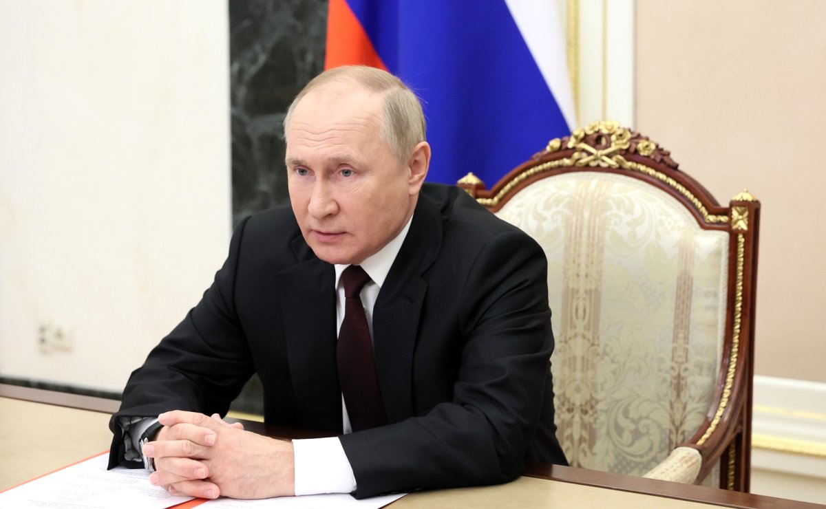 Владимир Путин в режиме видеоконференции провел оперативное совещание с постоянными членами Совета безопасности РФ