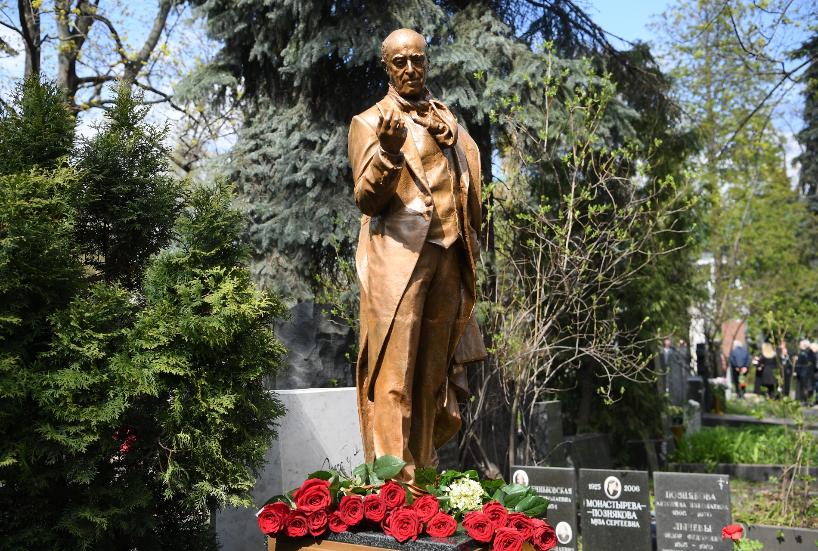 Памятник Владимиру Этушу на Новодевичьем кладбище открыли в день его столетия