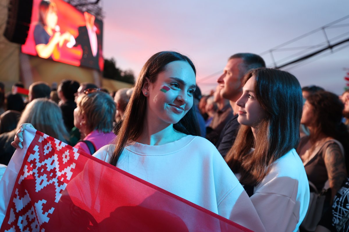 Телеканал "БелРос" покажет праздничный концерт с акцией "Споем гимн вместе!"