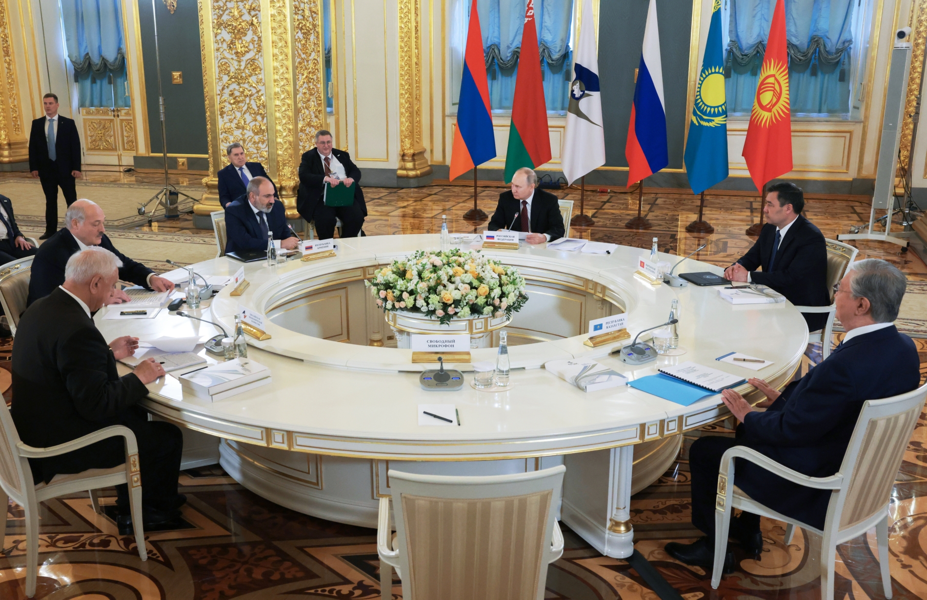 В Кремле под председательством Владимира Путина проходит заседание Высшего Евразийского экономического совета в узком составе