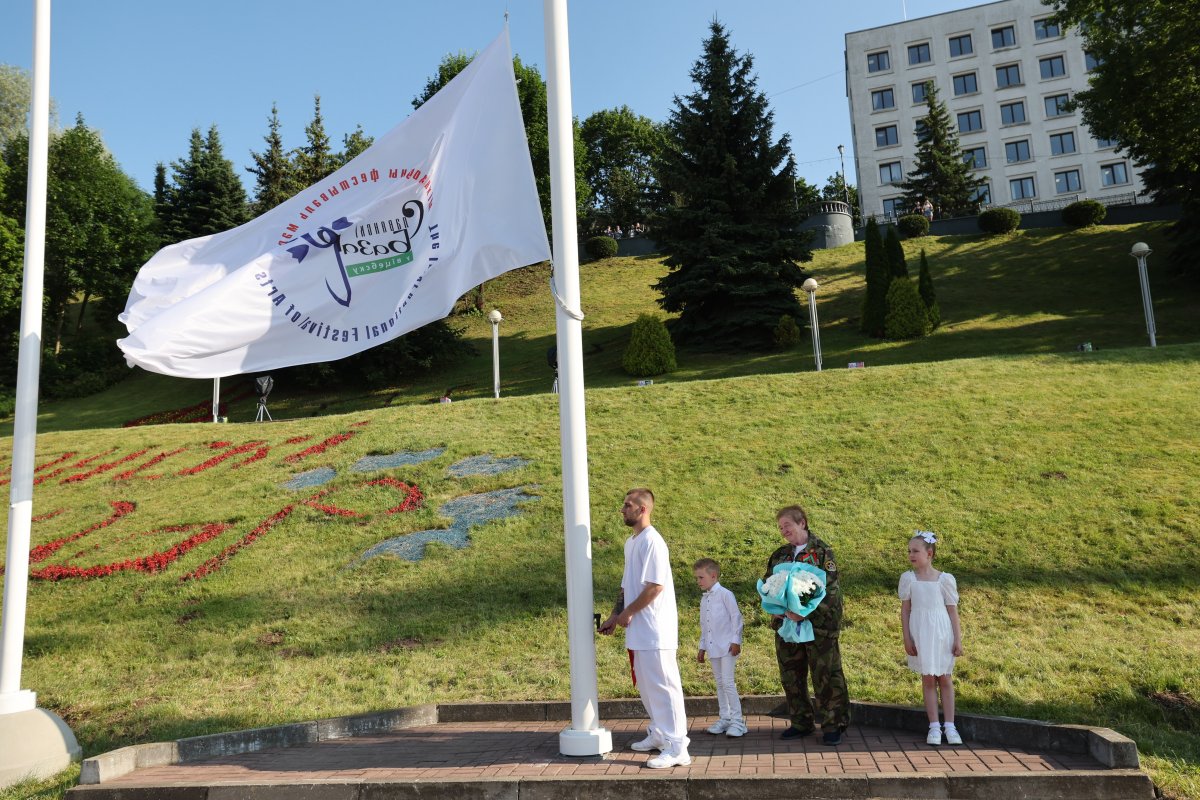 В Витебске подняли флаг фестиваля искусств "Славянский базар"