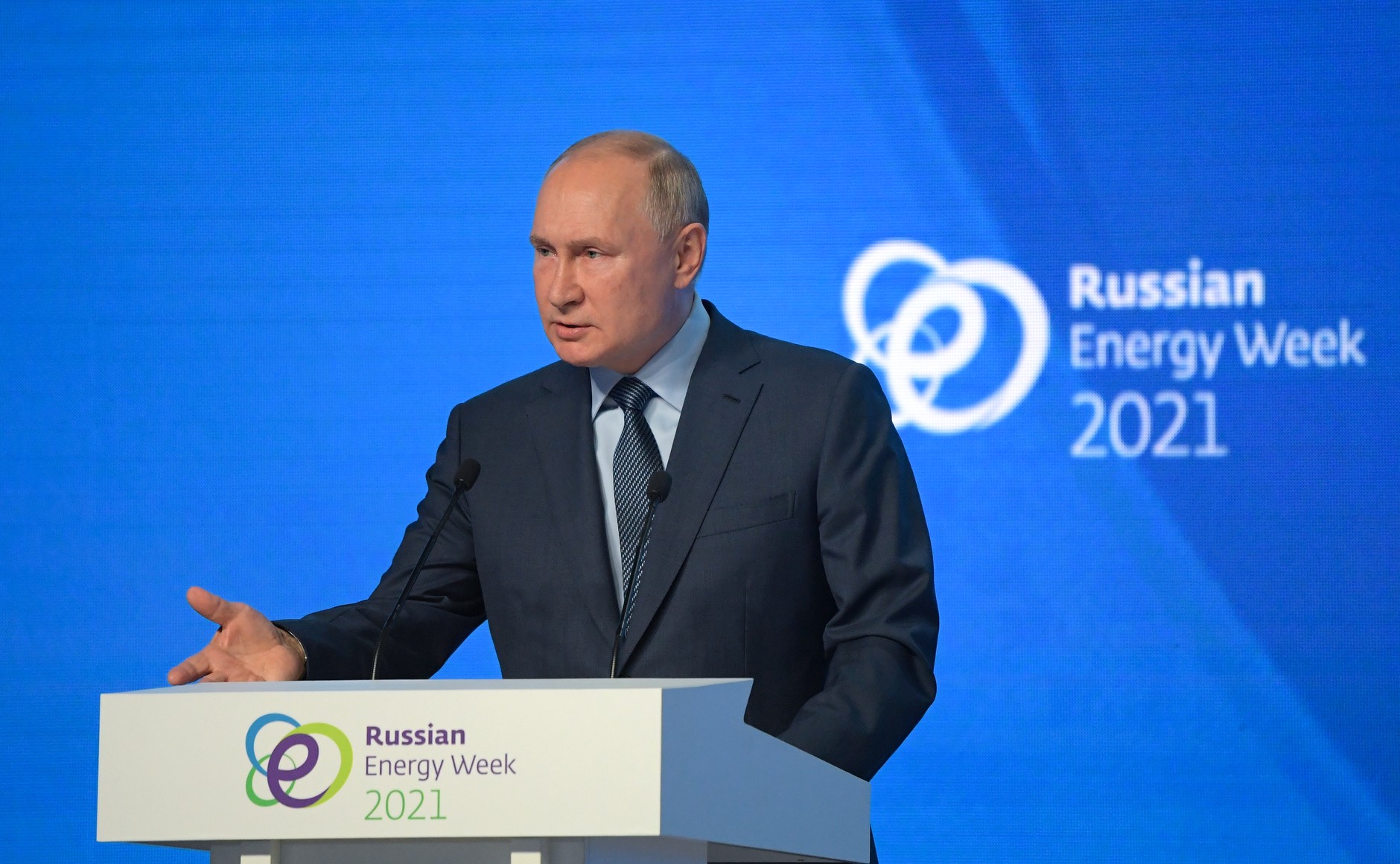 "Зеленая" ОПЕК+ и нефть по $100. О чем говорил Путин на Российской энергетической неделе