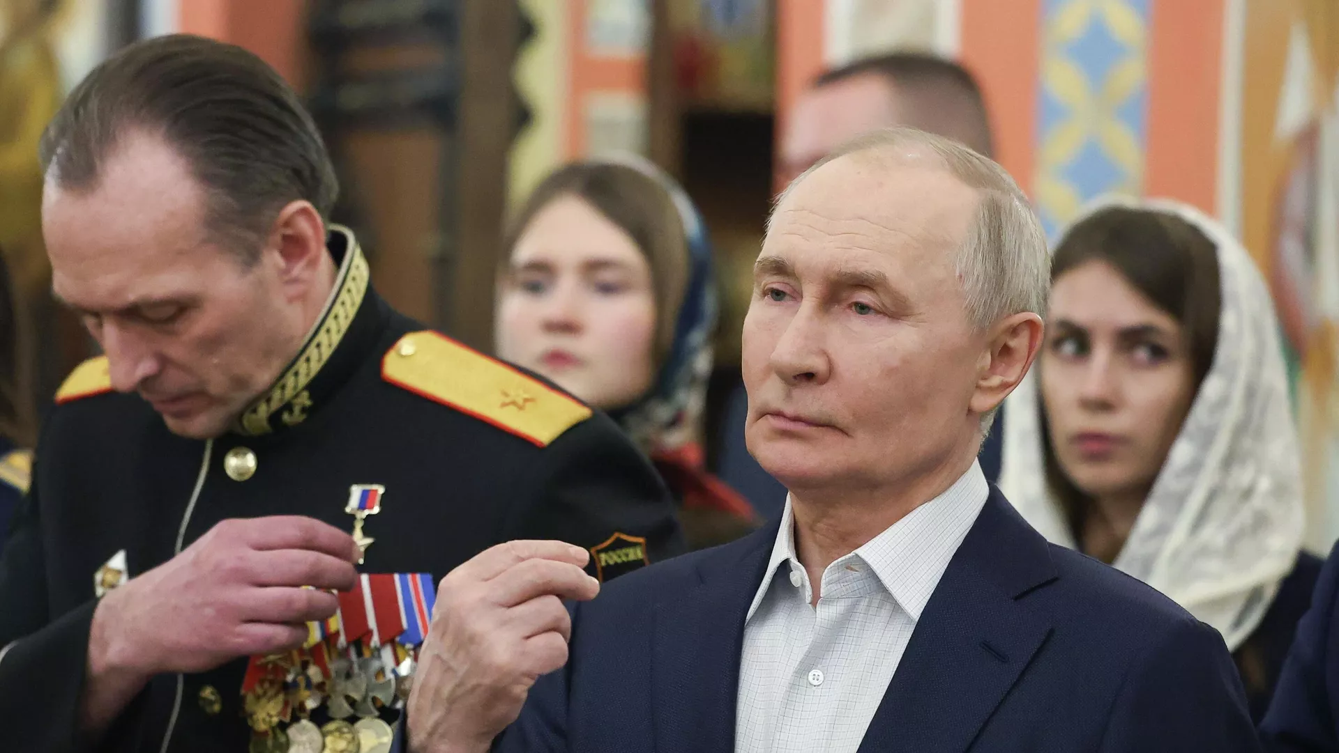 Владимир Путин поздравил православных христиан с Рождеством.