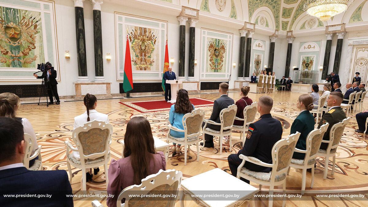 Лукашенко - выпускникам вузов: вы - символ будущего, будущего родной Беларуси