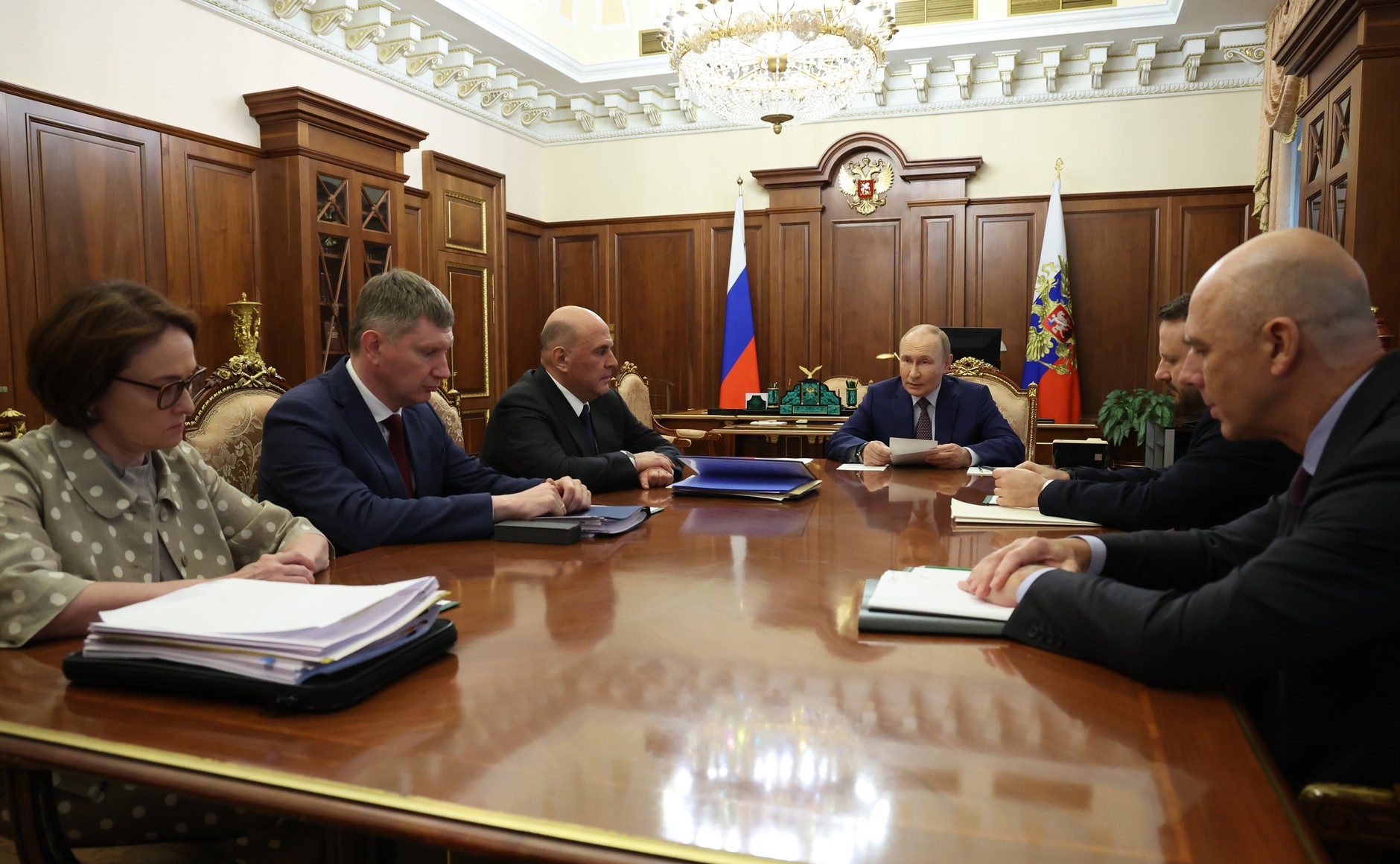 Путин обсудил с правительством текущую ситуацию в экономике и подготовку бюджета