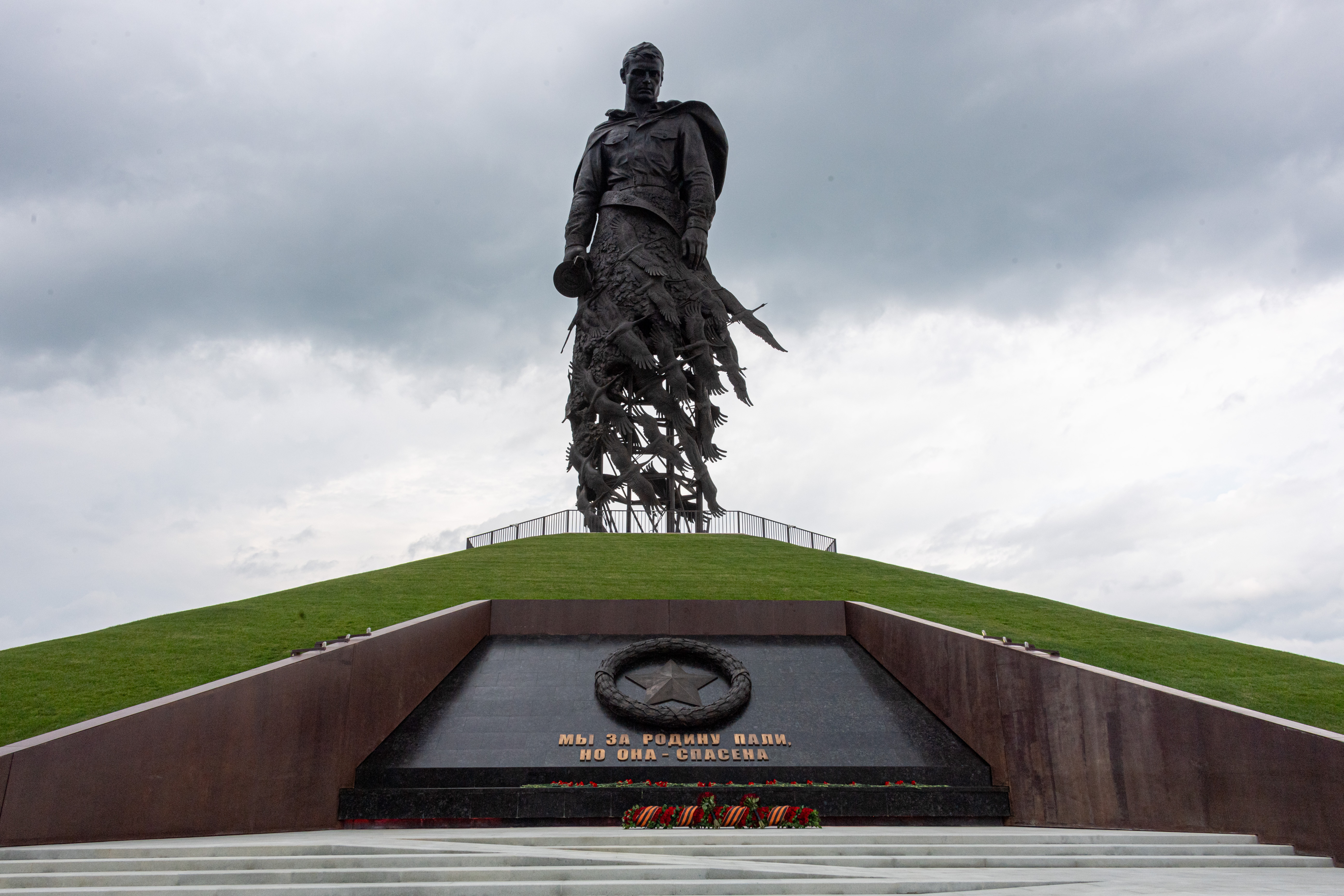 Годовщину освобождения Ржева отметили у мемориала Советскому солдату