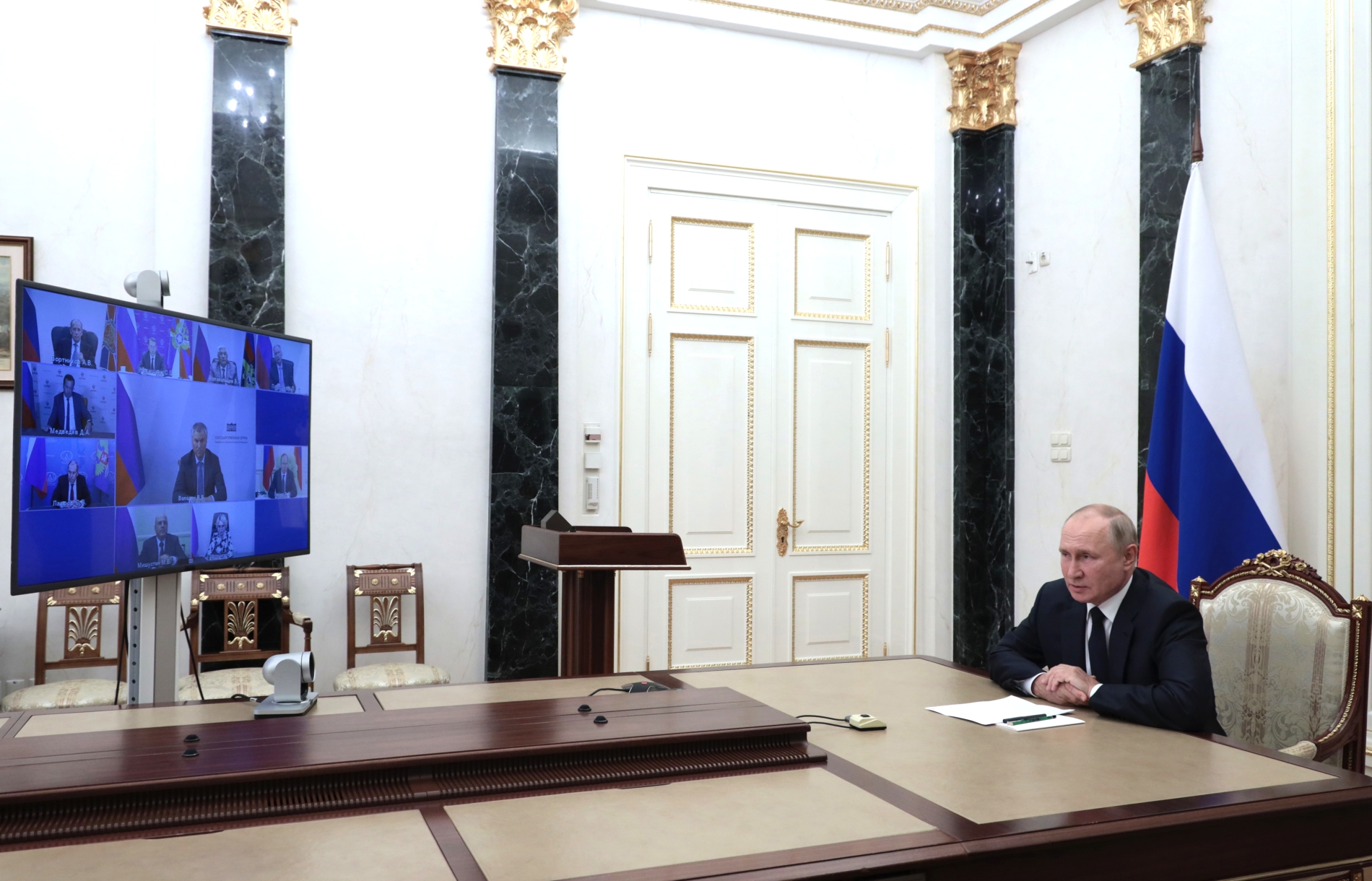 В Кремле Владимир Путин в режиме видеоконференции провел оперативное совещание с постоянными членами Совета Безопасности
