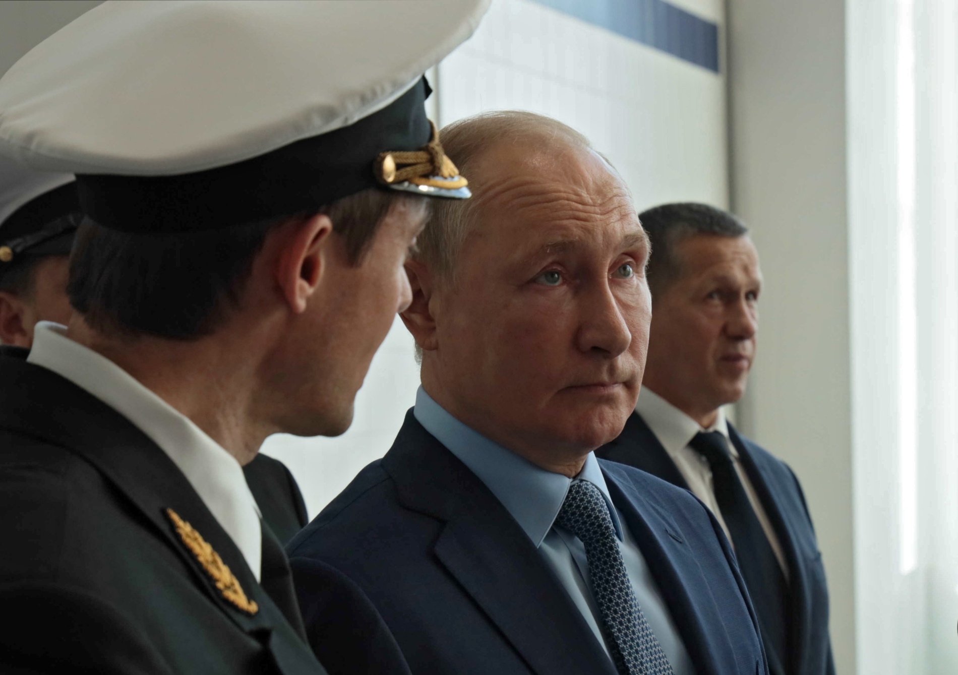 Владимир Путин призвал развивать пассажирские и грузовые морские перевозки и рыболовный флот