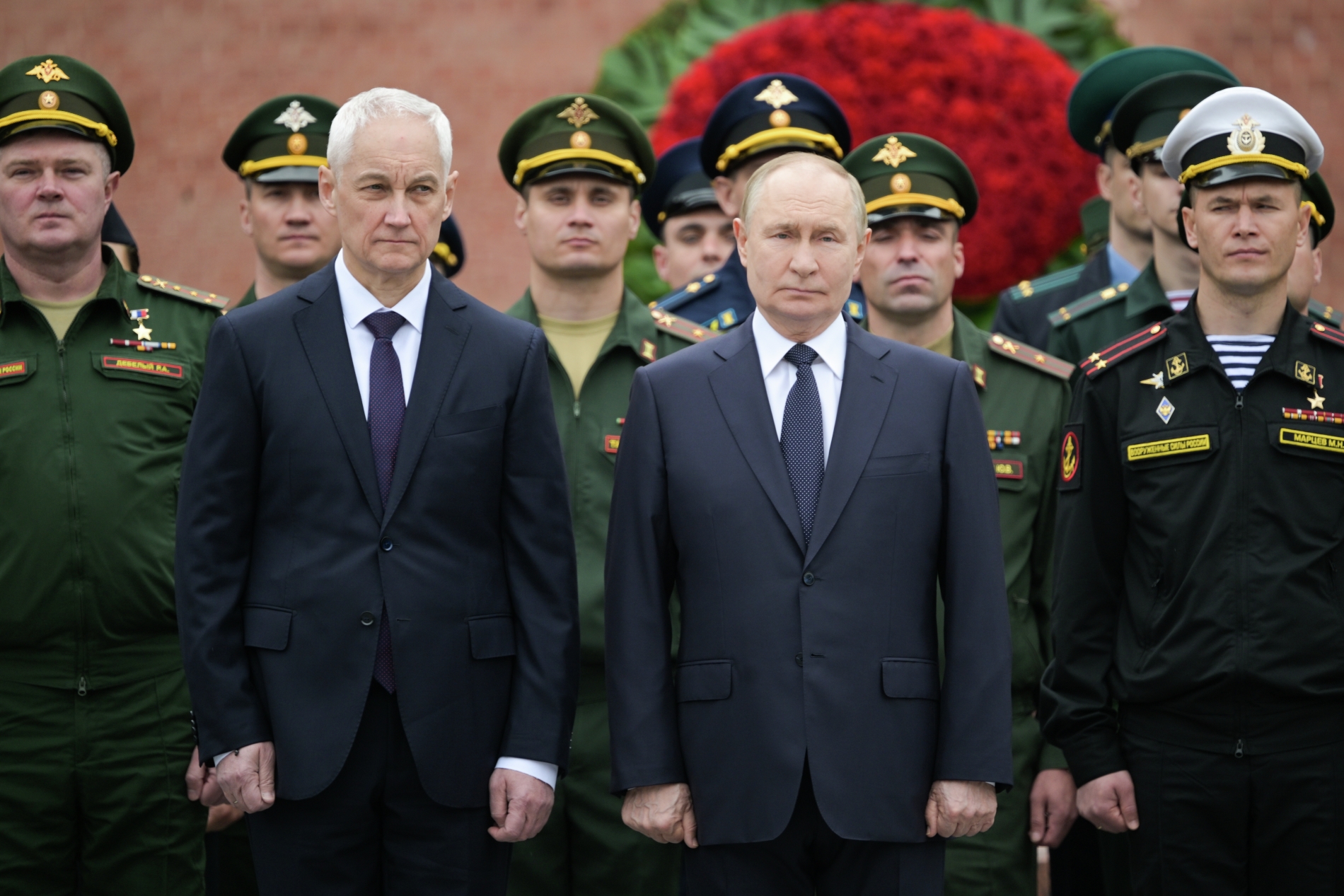 Путин возложил венок к Могиле Неизвестного Солдата