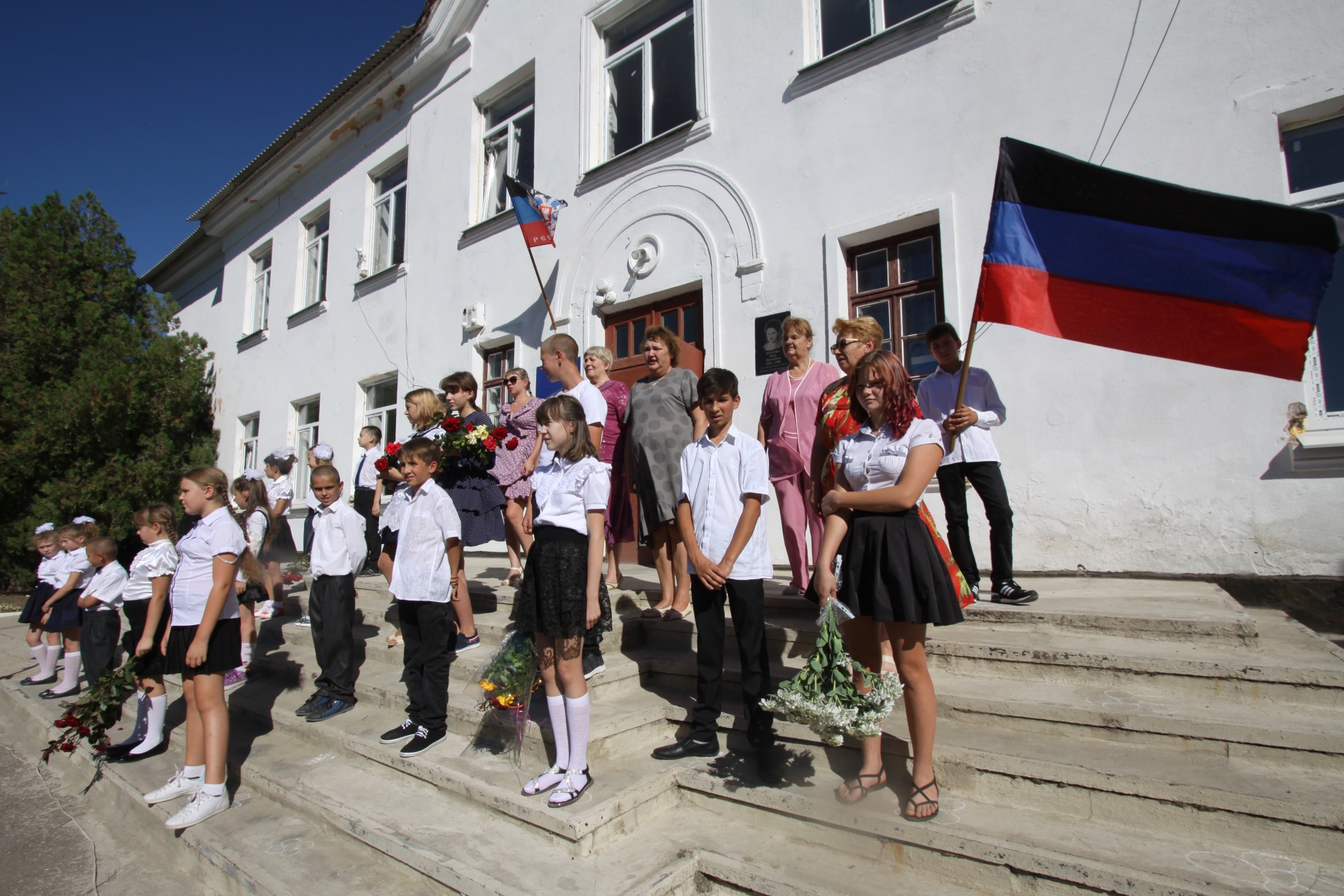 Донецкая народная республика школы. Школьники на линейке. Школа в Украине. Школы Донбасса. С началом учебного года.