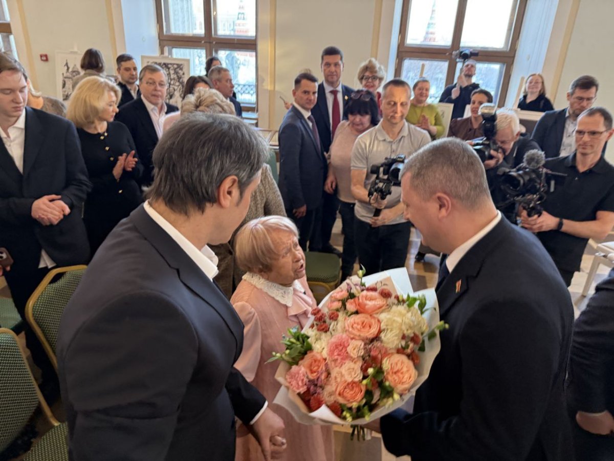 Александра Пахмутова лично передала на вечное хранение семейный архив в фонд Российской государственной библиотеки.