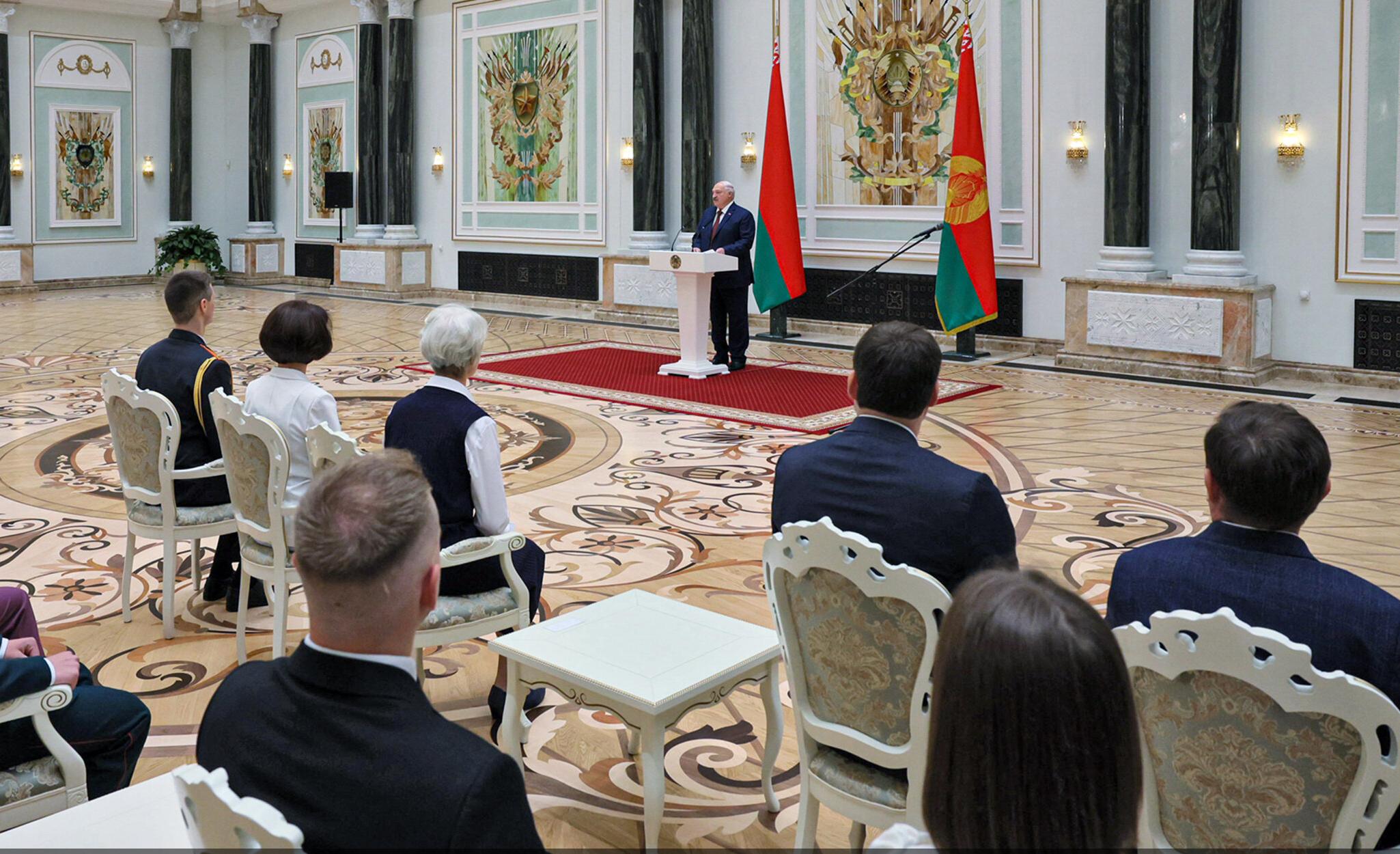 Лукашенко - выпускникам вузов: сейчас наступает ваше золотое время