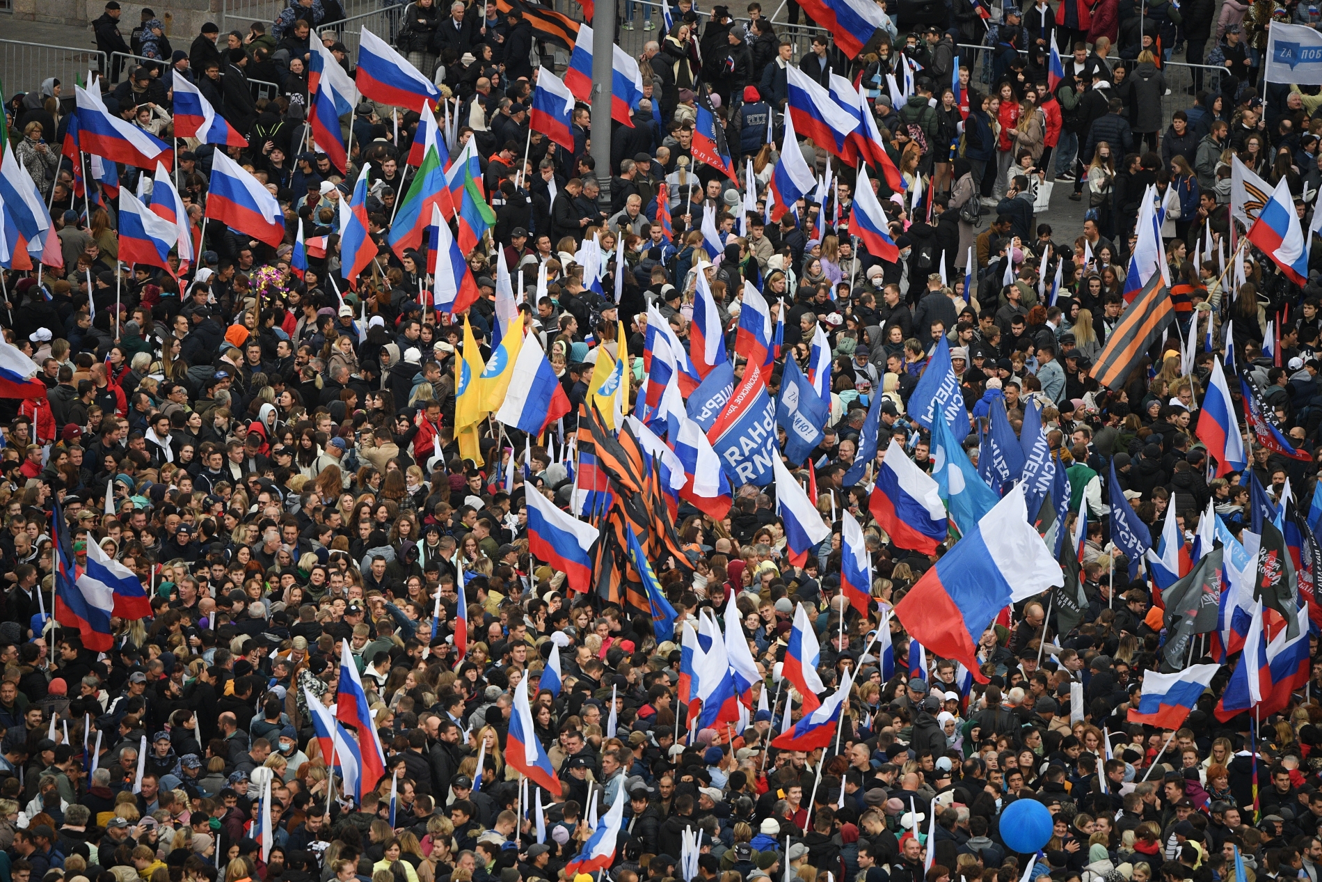 В Москве проходит митинг-концерт "Своих не бросаем"