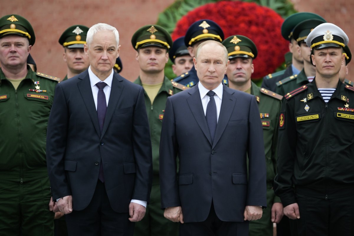 Путин возложил венок к Могиле Неизвестного Солдата
