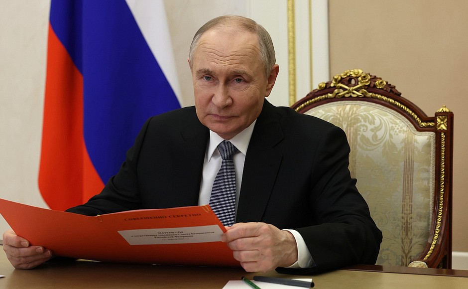 Путин провел оперативное совещание по развитию ОПК